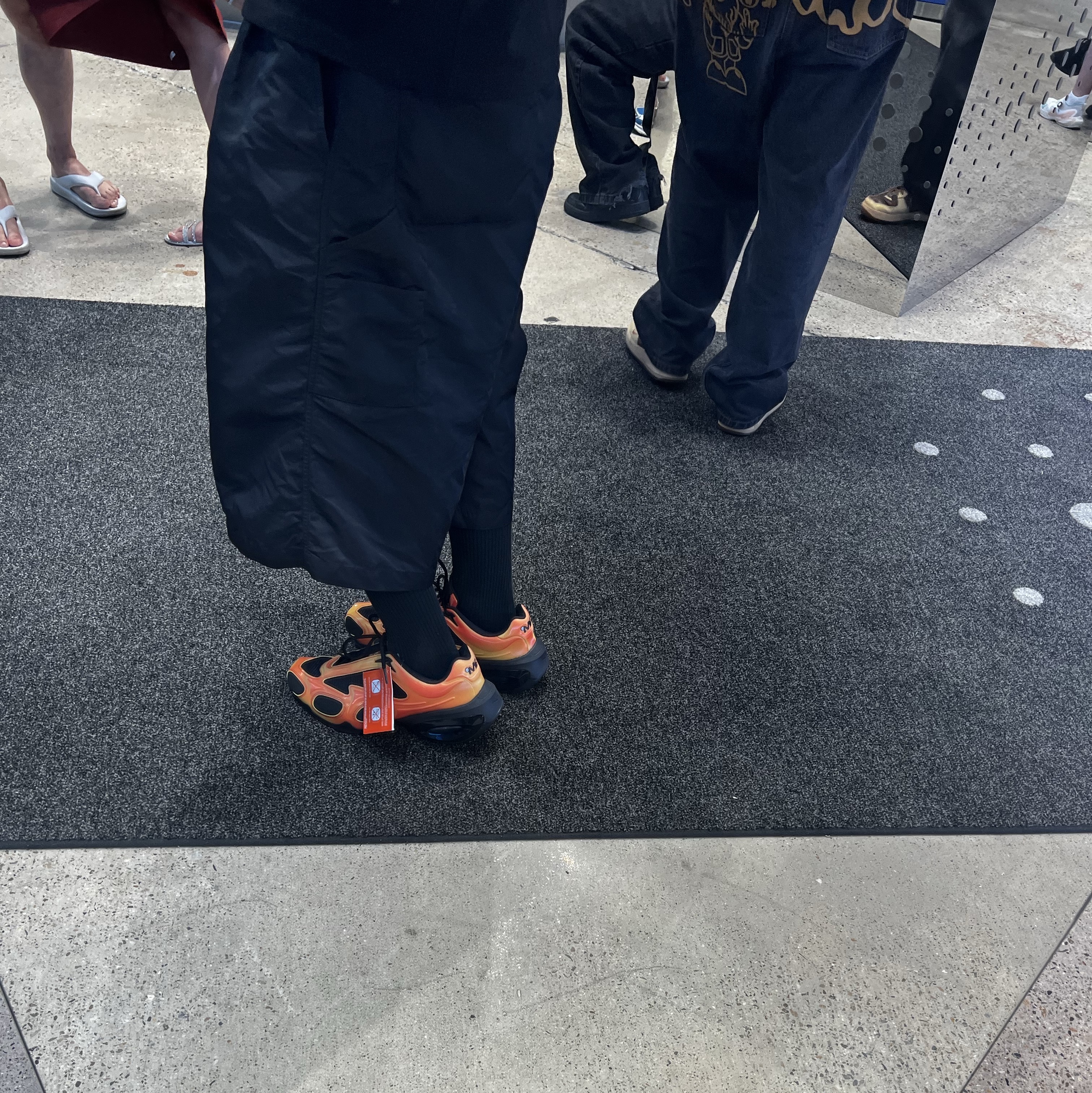 Balenciaga Runner Sneakers Blue White, MJD x Koin Seoul Two Tuck Re-Nylon Wide Carpenter Bermuda Pants Black 착용 스타일 - 5