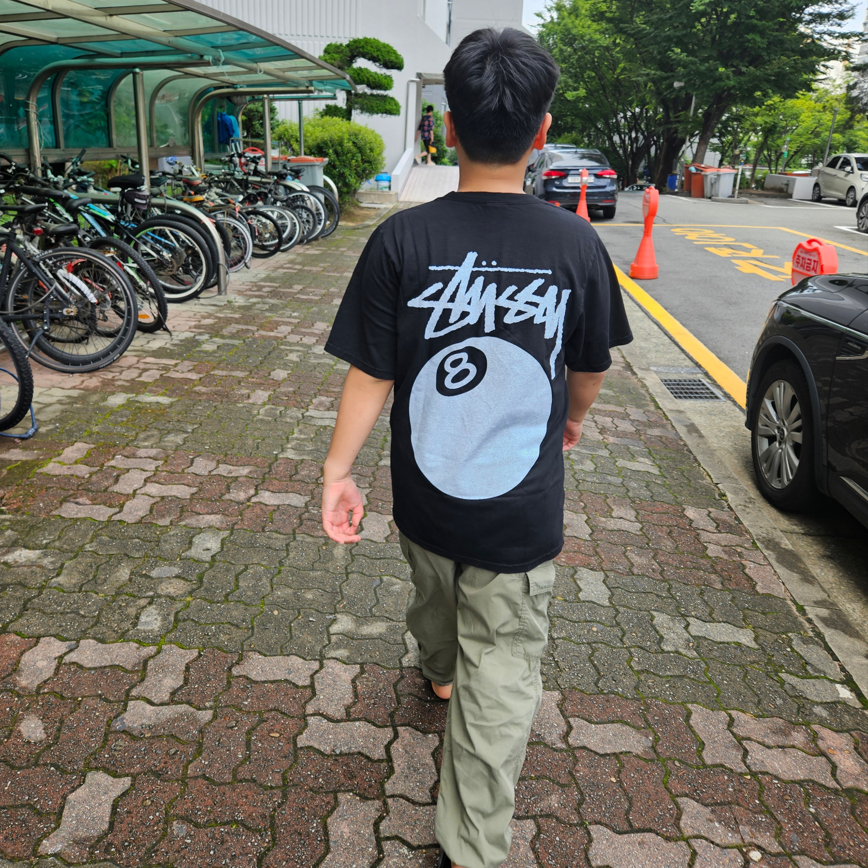 Stussy 8 Ball Pigment Dyed T-Shirt Black 착용 스타일 - 2