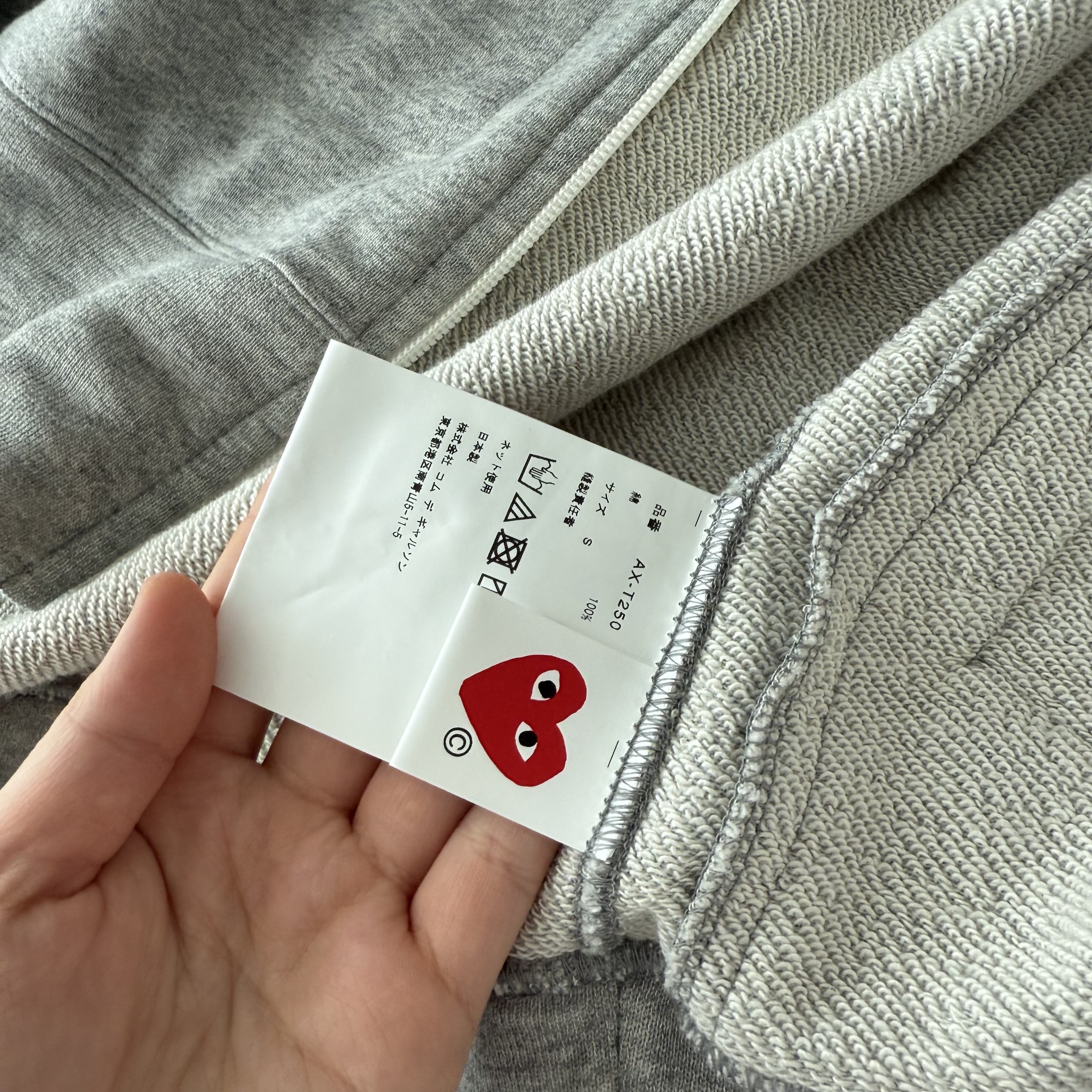 Play Comme des Garcons Back Printed Red Heart Zip-Up Hoodie Gray 착용 스타일 - 3