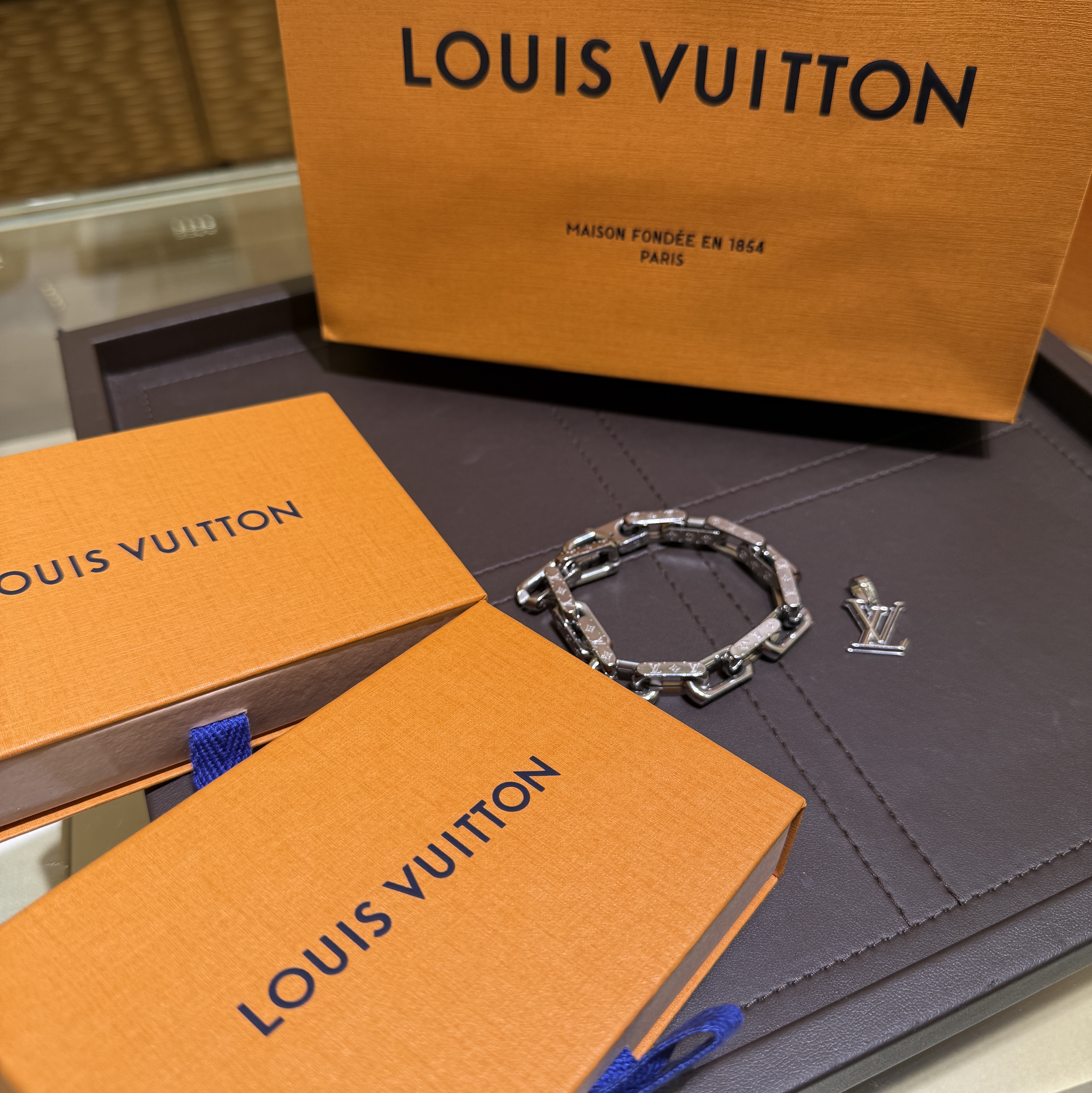 Louis Vuitton LV Dimension Charm Silver 착용 스타일