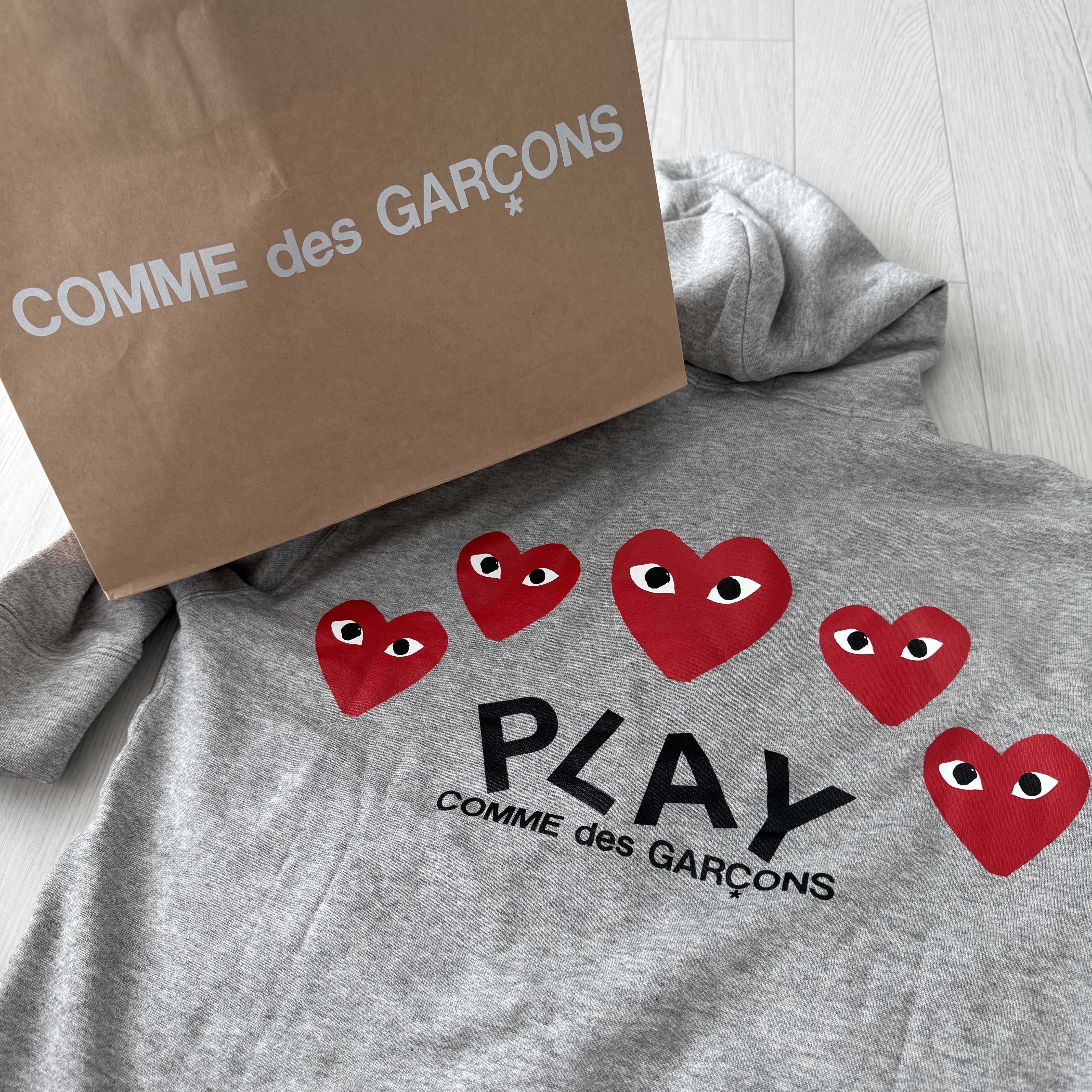 Play Comme des Garcons Back Printed Red Heart Zip-Up Hoodie Gray 착용 스타일 - 1