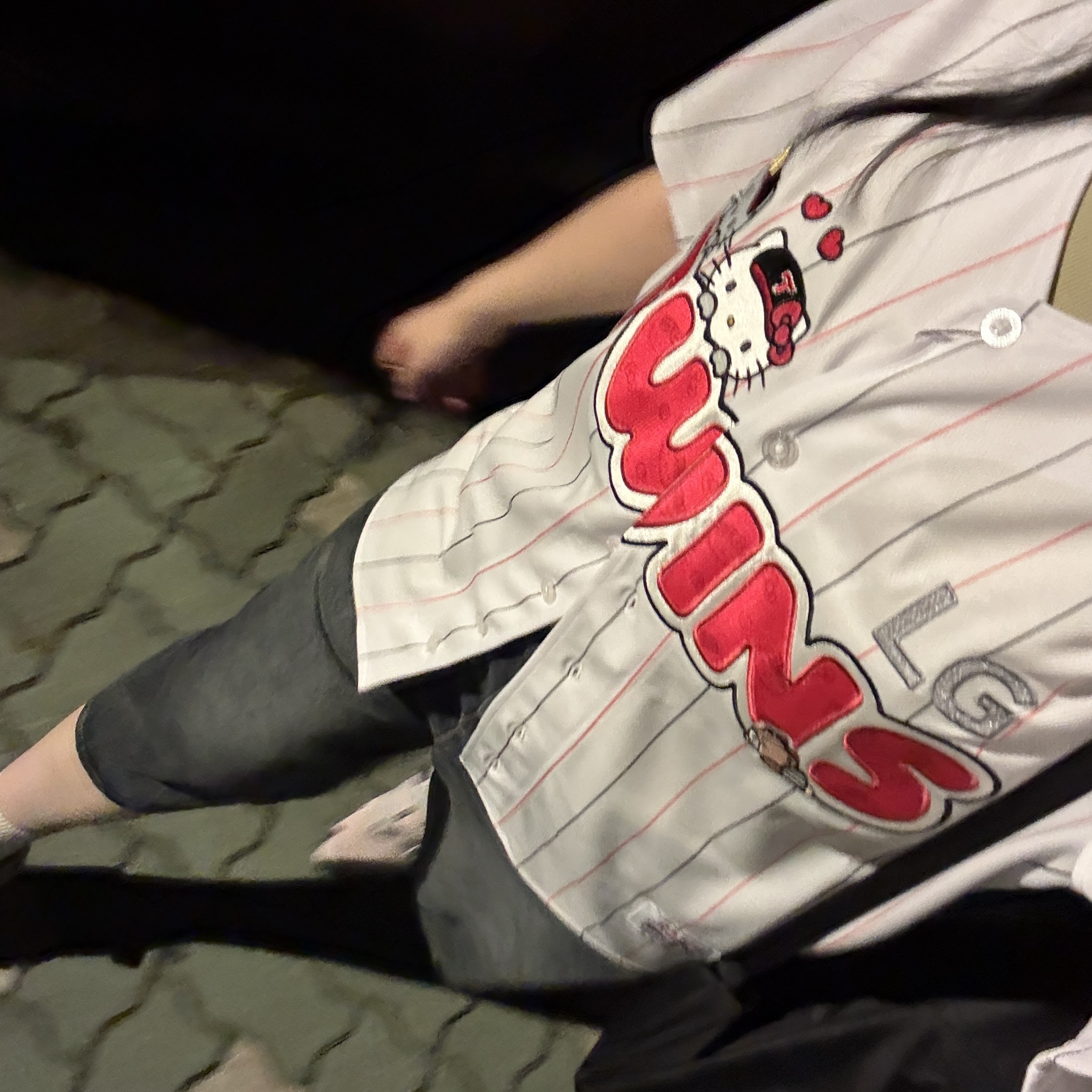 LG Twins x Hello Kitty Character Uniform White Pink (Non Marking Ver.) 착용 스타일