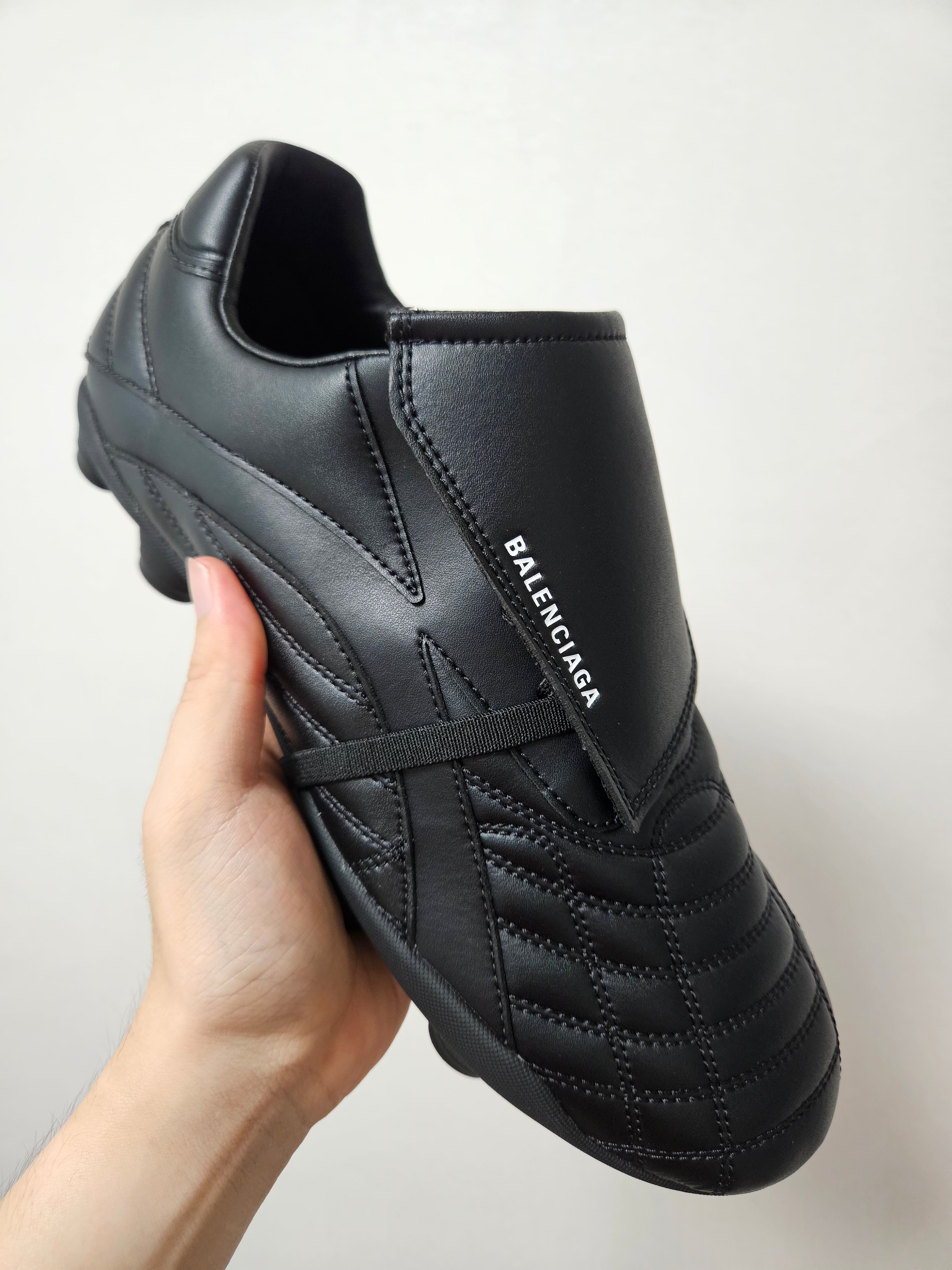 Balenciaga Soccer Sneakers Black 착용 스타일 - 2