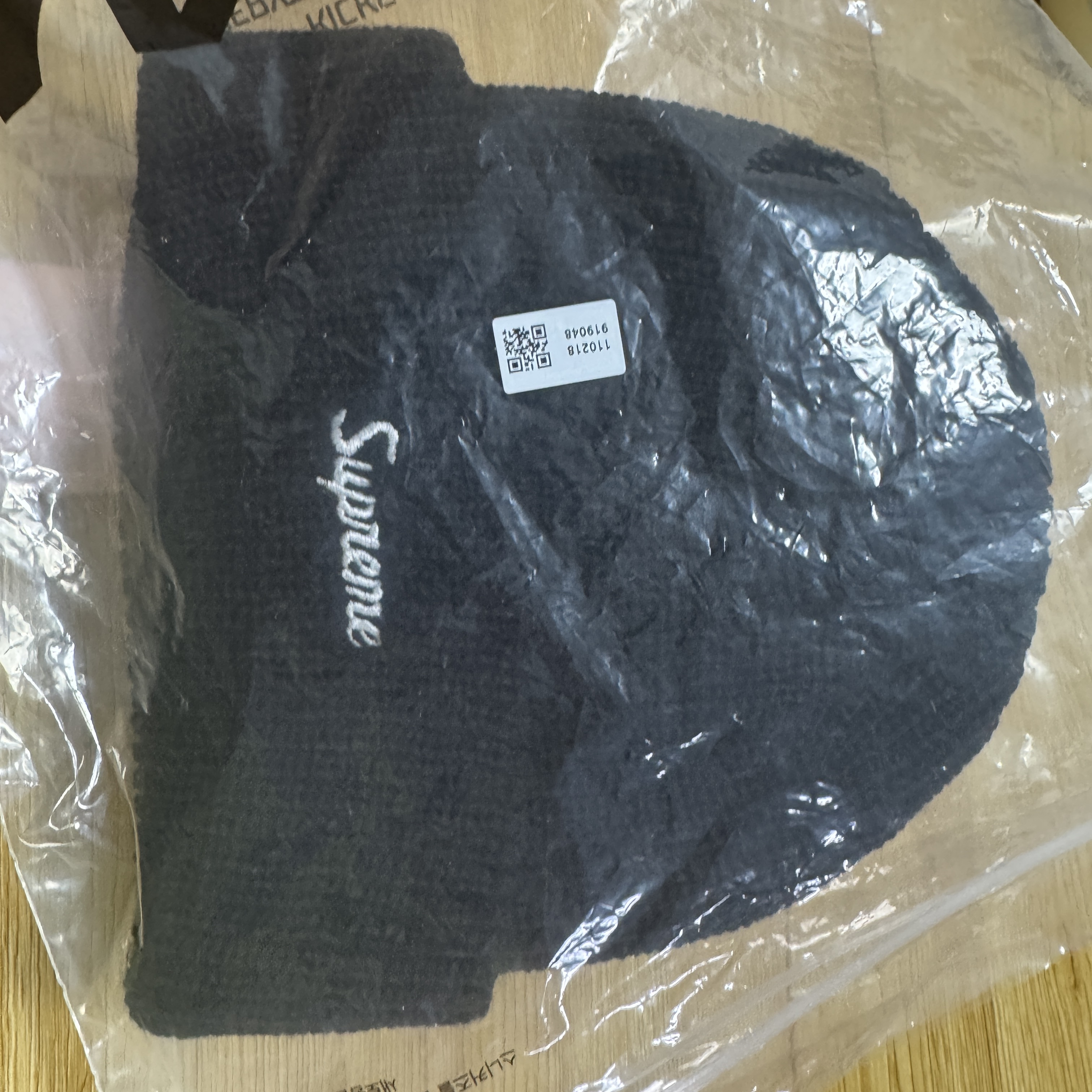 Supreme Block Knit Beanie Black - 25SS 착용 스타일 - 2