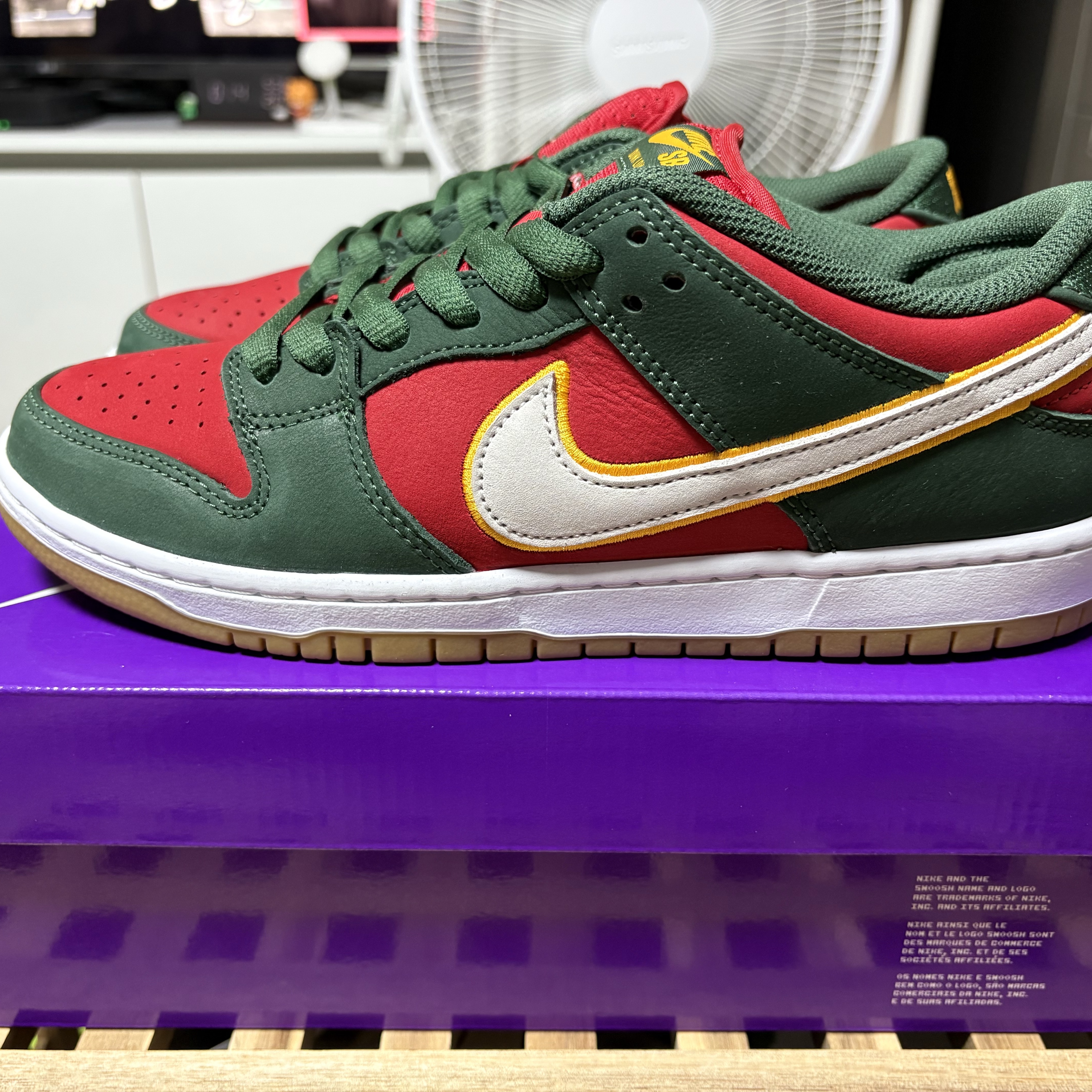 Nike SB Dunk Low Pro Premium Fir and Fire Red 착용 스타일 - 1