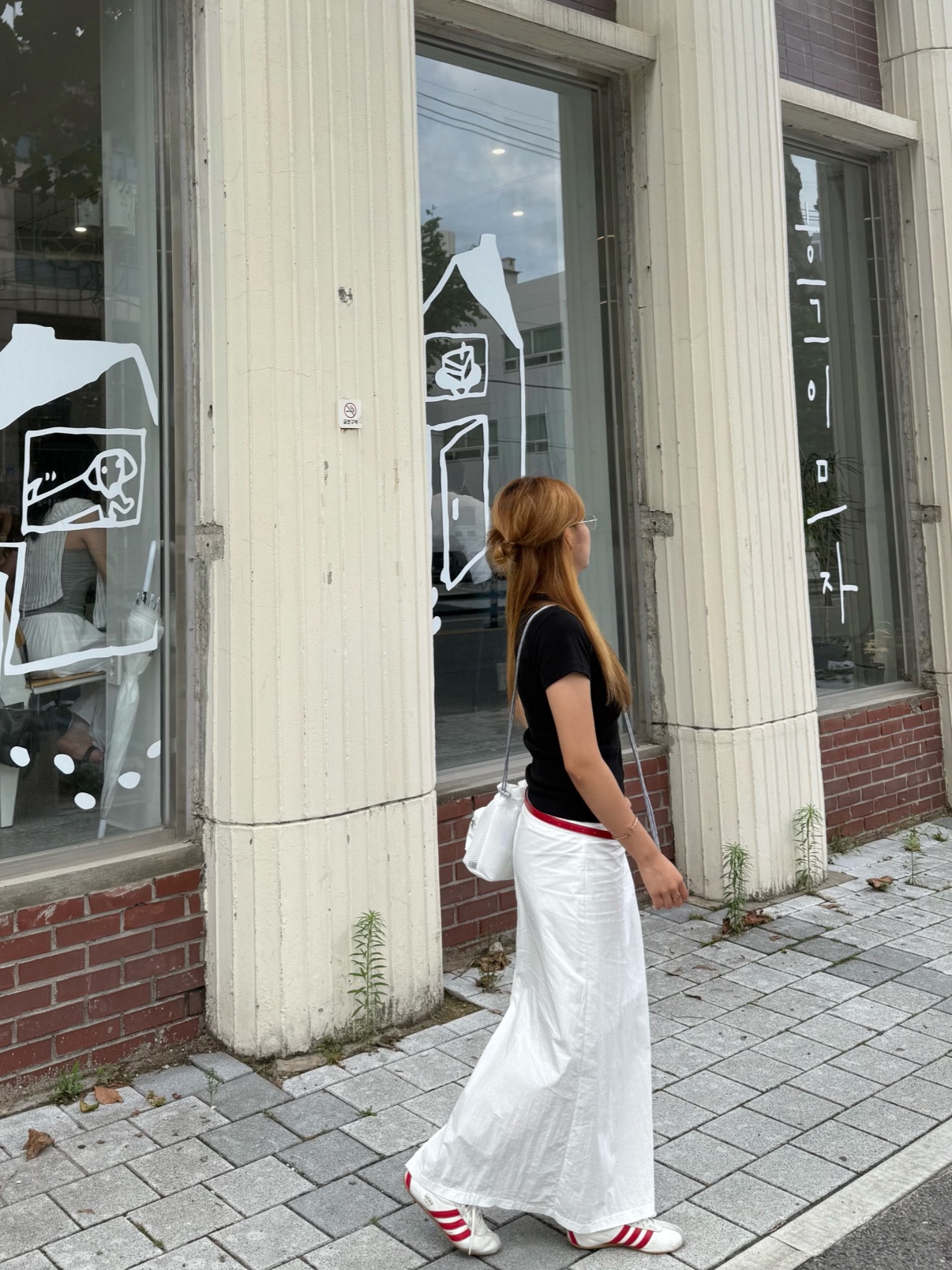 Matin Kim Cargo Mesh Cross Bag White, (W) Adidas Tokyo Off White Better Scarlet 착용 스타일