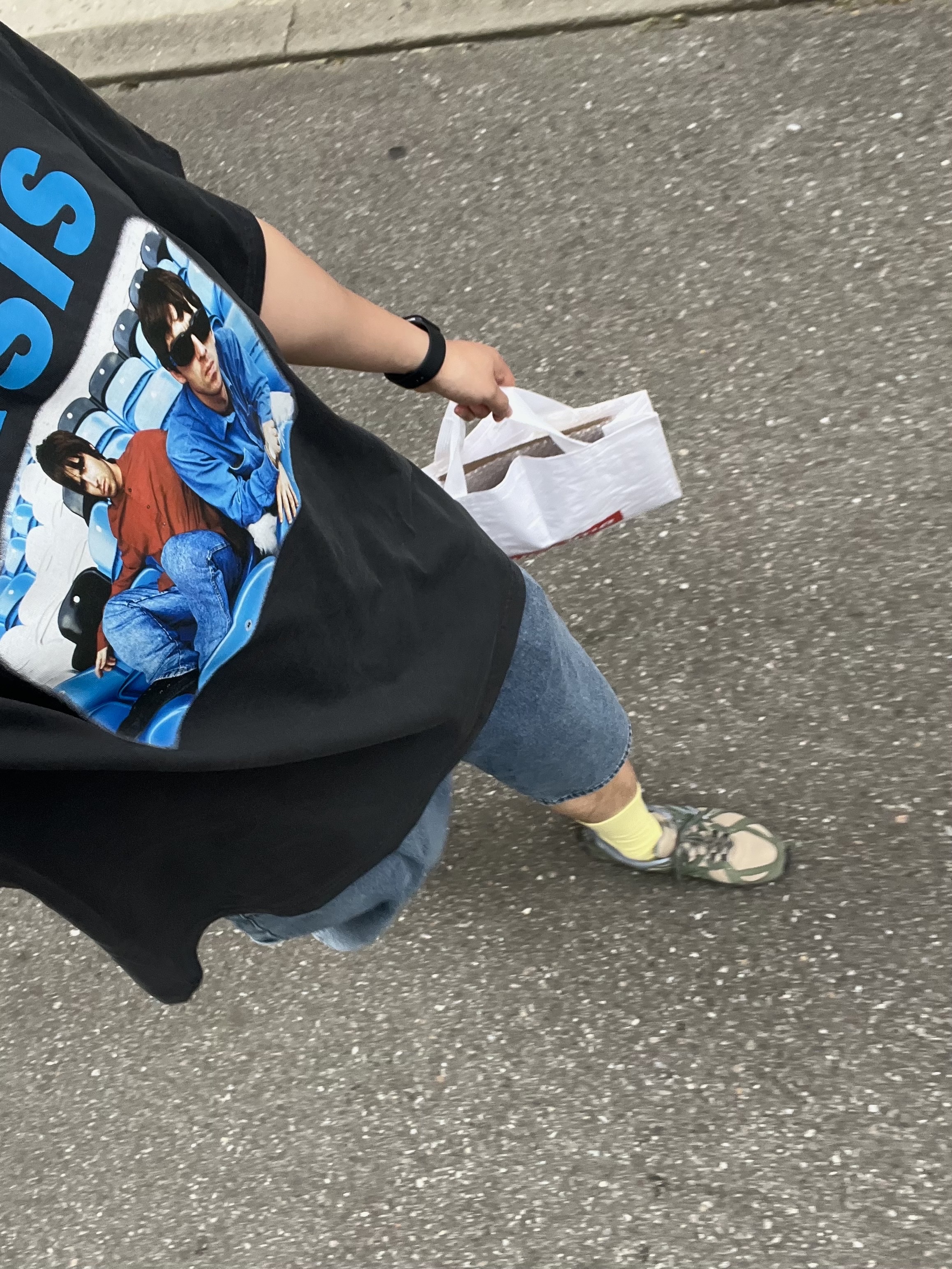 Nike x Stussy Air Penny II Rattan and Limestone, Noice x Oasis Maine Road T-Shirt Charcoal 착용 스타일 - 3