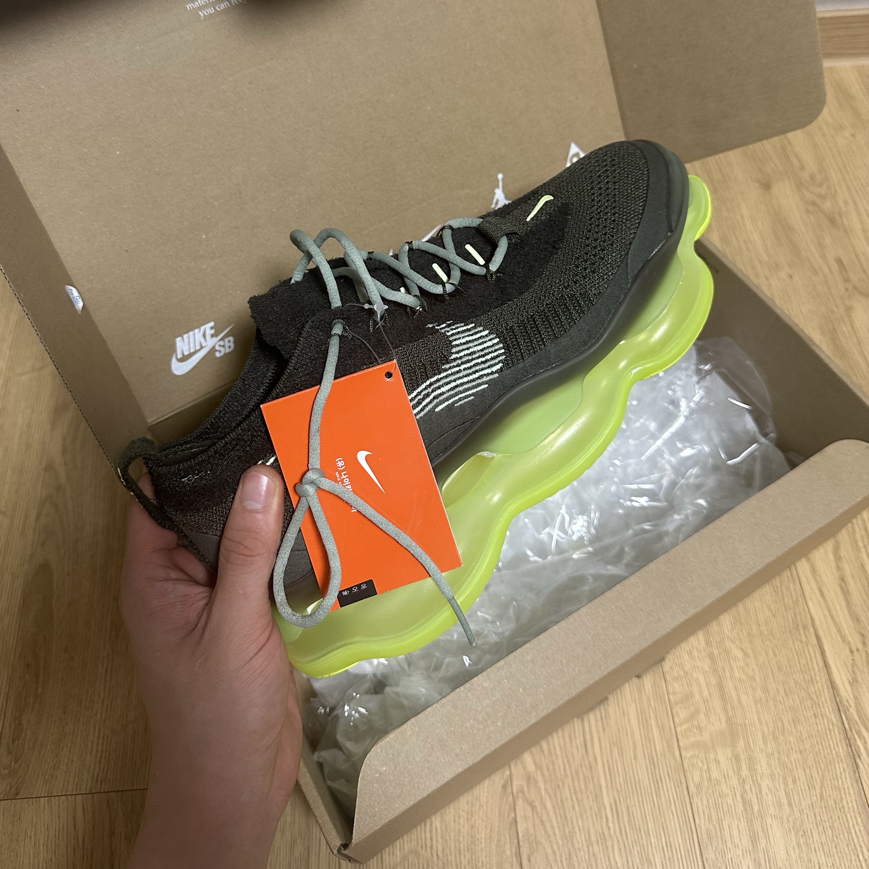 Nike Air Max Scorpion Flyknit Barely Volt 착용 스타일 - 2