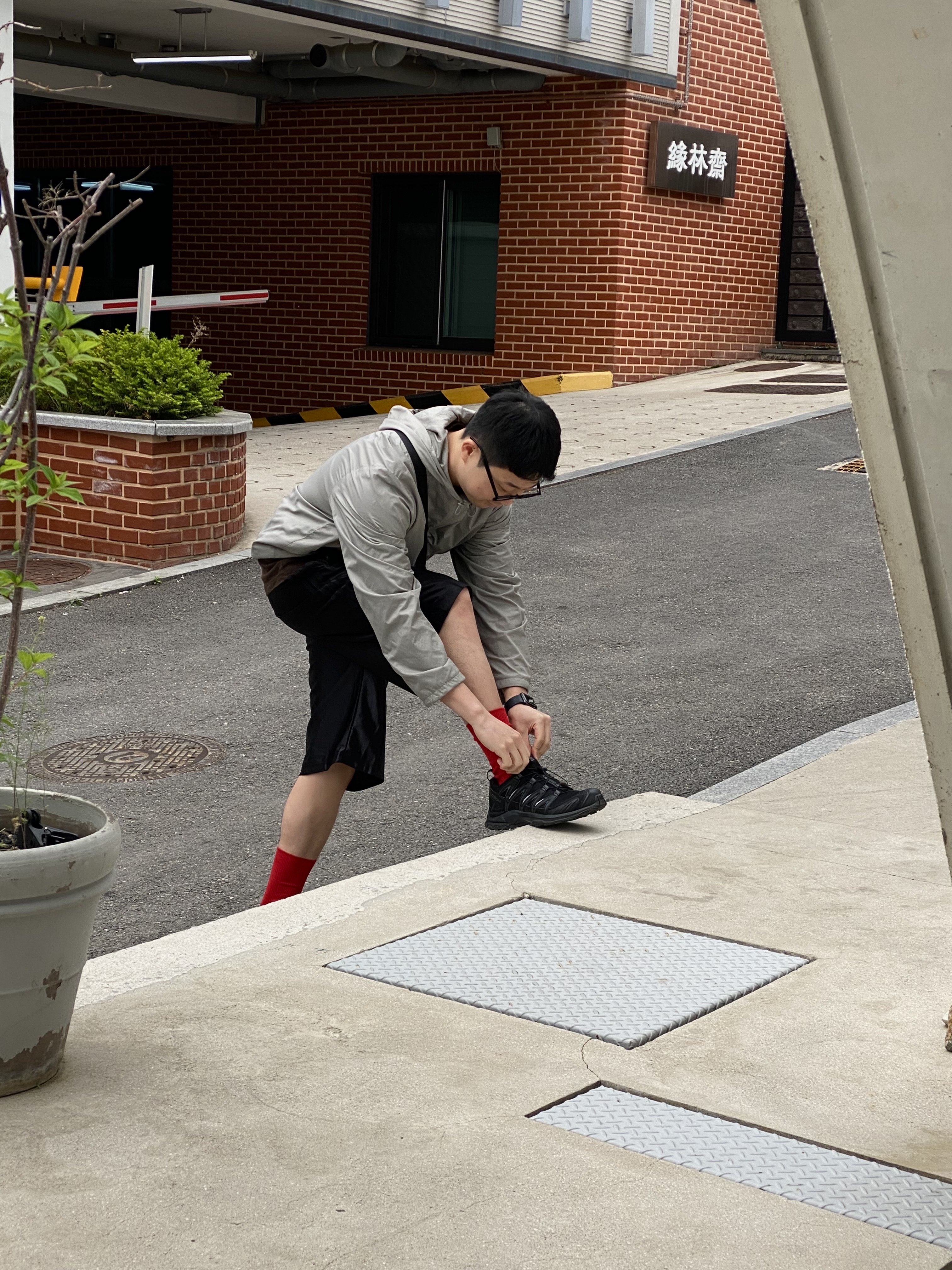 Nike x Stussy Air Penny II Rattan and Limestone, Noice x Oasis Maine Road T-Shirt Charcoal 착용 스타일 - 5