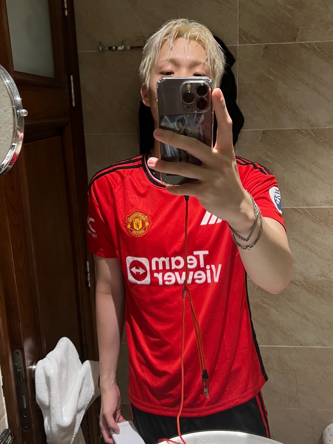 Adidas Manchester United 2024/25 Away Jersey Night Indigo - KR Sizing (Non Marking Ver.), Adidas Manchester United 2023/24 Home Jersey Team Collegiate Red - KR Sizing (Non Marking Ver.) 착용 스타일 - 2