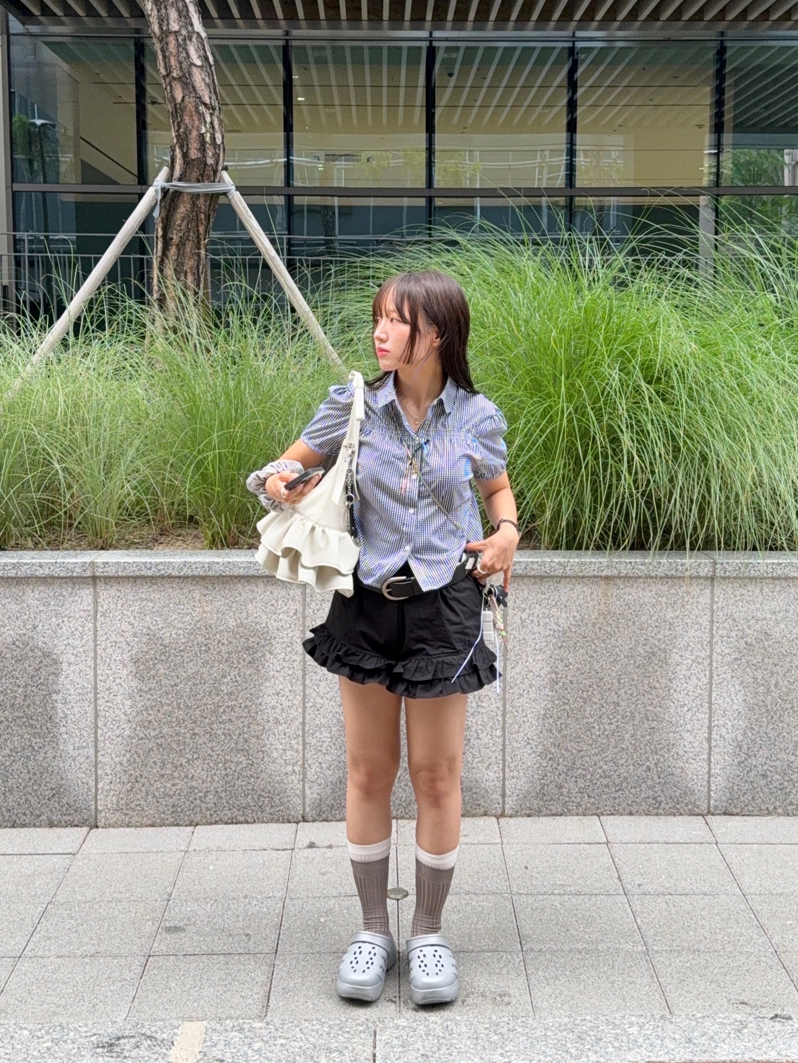 (W) Adidas Adilette Platform Clog Silver Metallic 착용 스타일 - 3