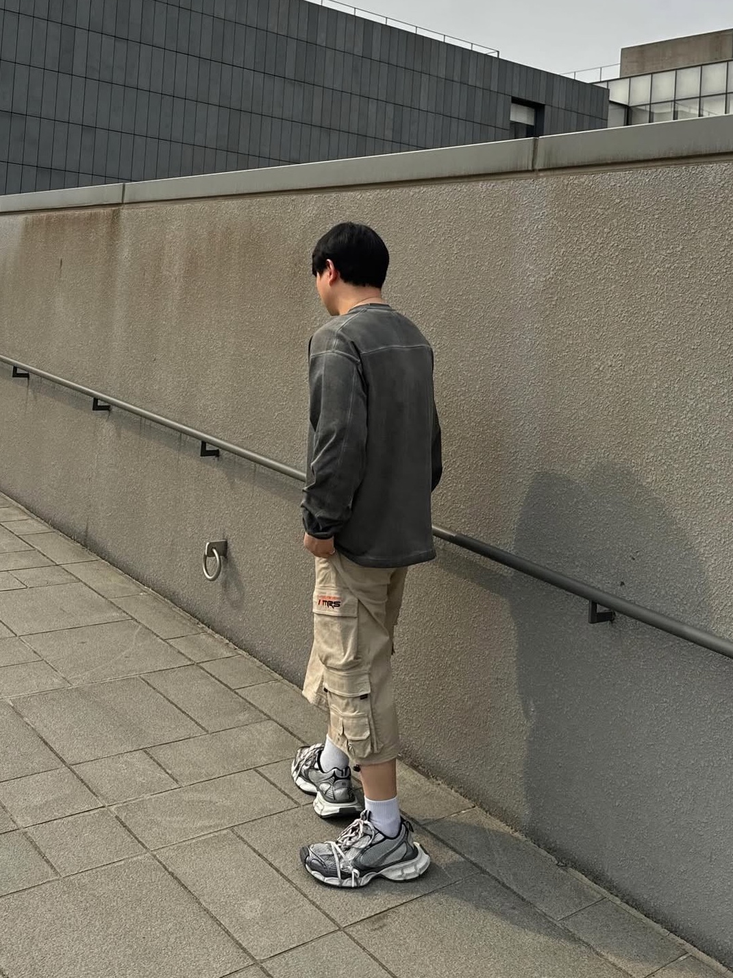 Balenciaga 3XL Sneakers Grey White Red 착용 스타일