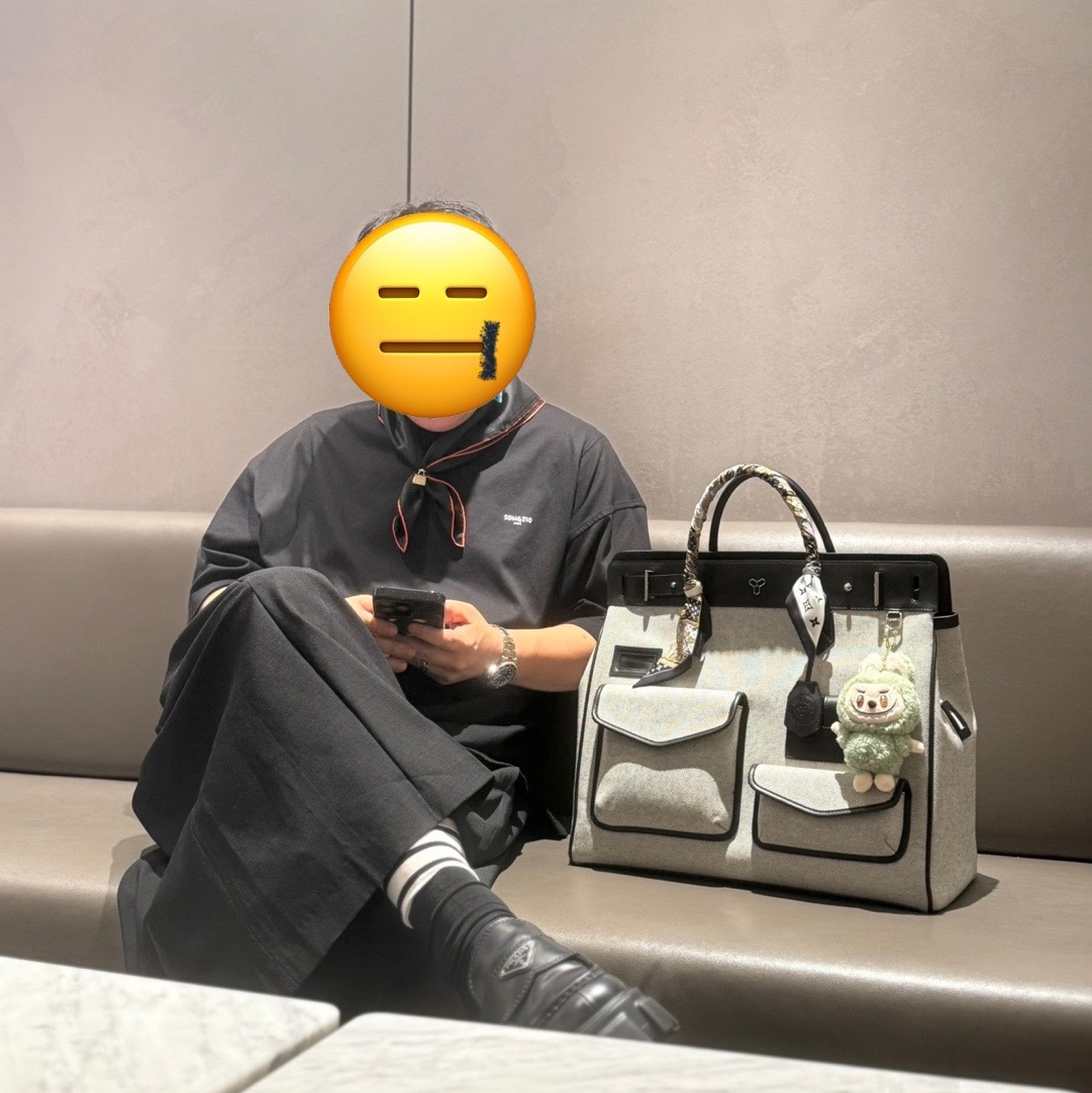 Prada Monolith Brushed Leather Loafers Black, Thom Browne Lightweight Cotton 4-Bar Mid Calf Socks Black 착용 스타일 - 1