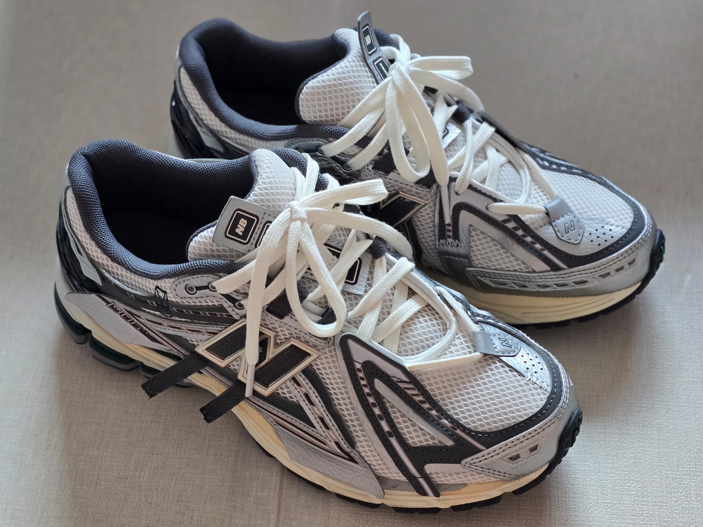 New Balance 1906A Silver Metallic Castlerock 착용 스타일
