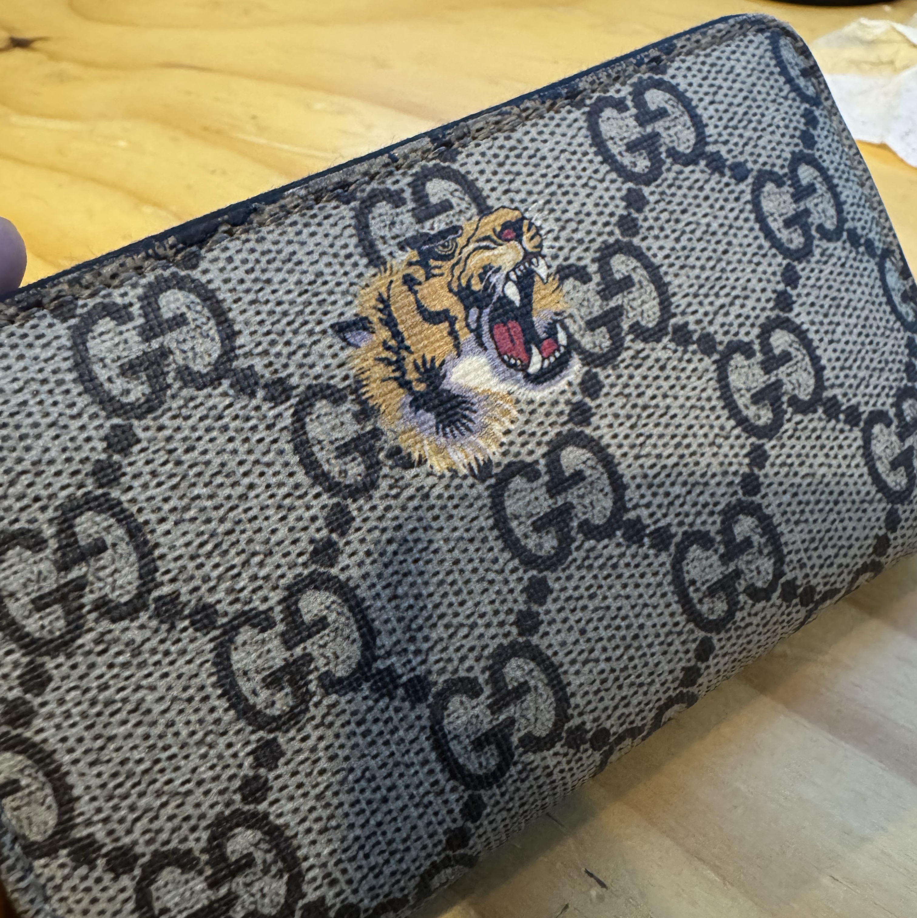 Gucci Tiger Print GG Supreme Canvas Zip Card Case Beige Ebony 착용 스타일