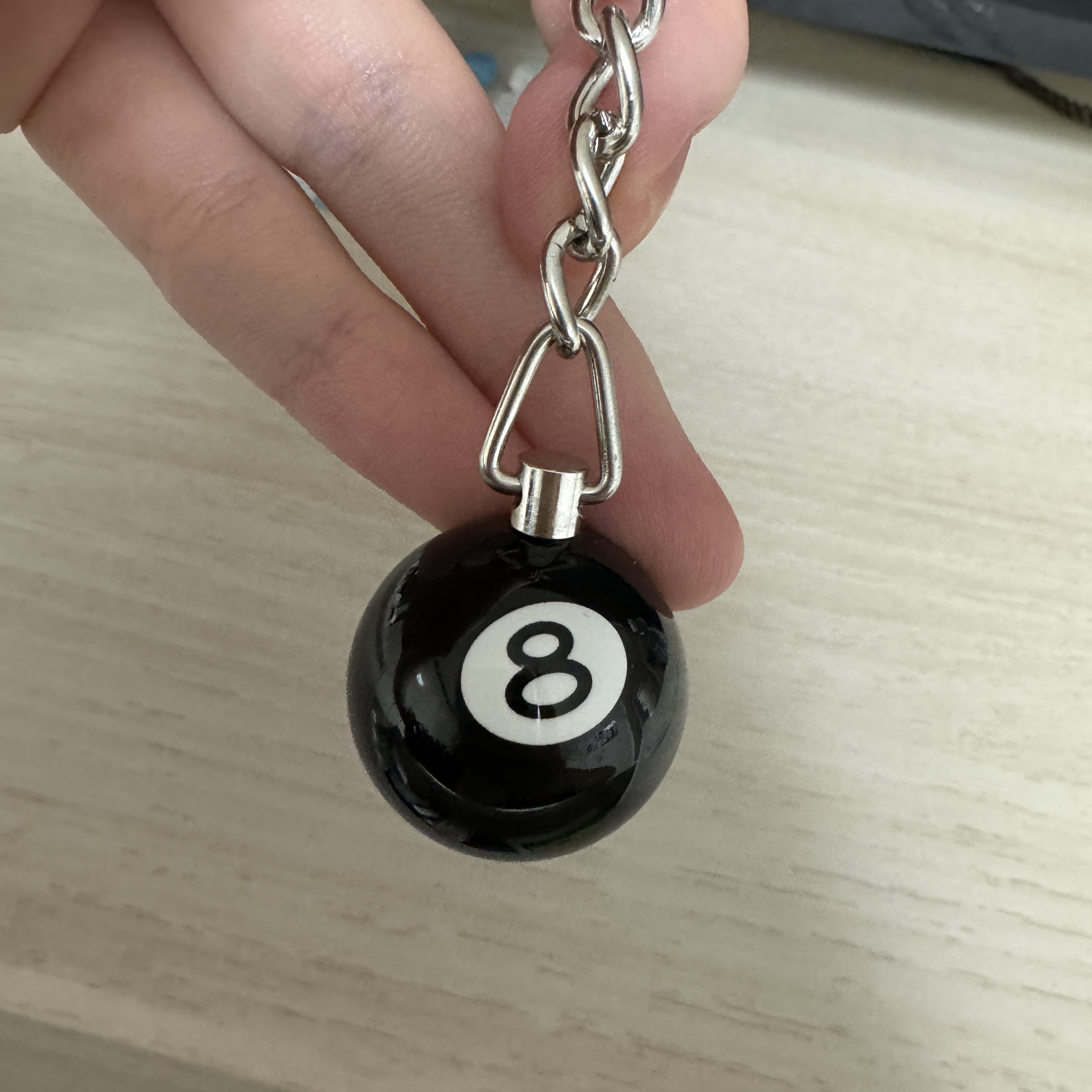 Stussy 8 Ball Keychain Black 착용 스타일