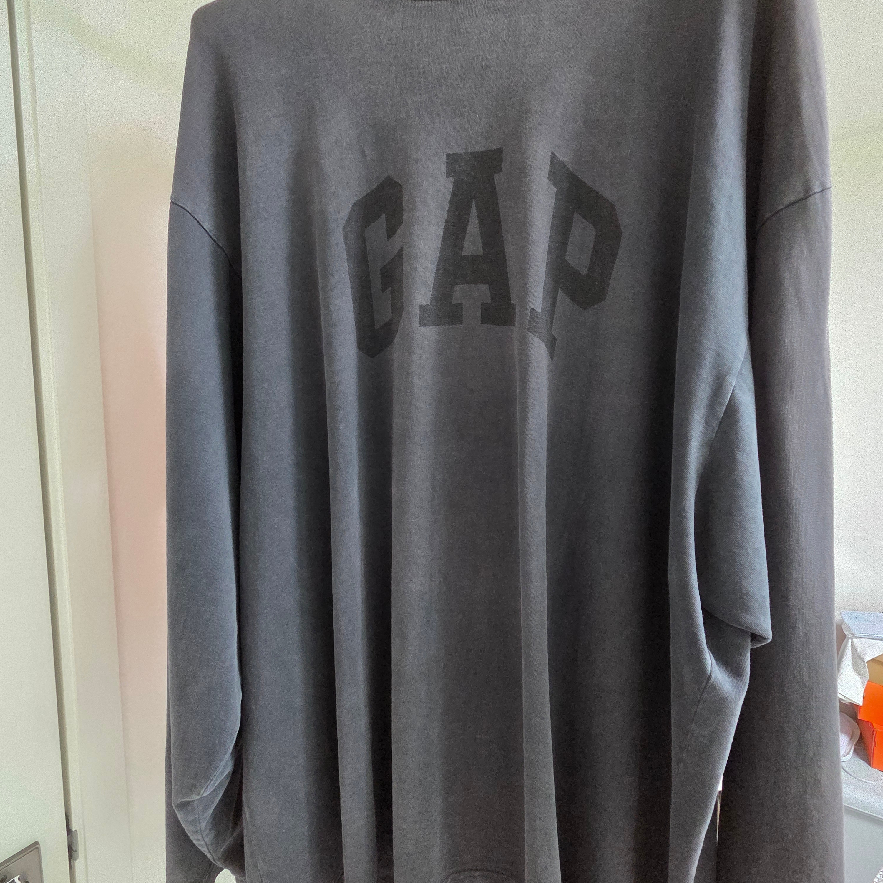 Yeezy Gap Engineered By Balenciaga Dove Long Sleeve T-Shirt Washed Black 착용 스타일