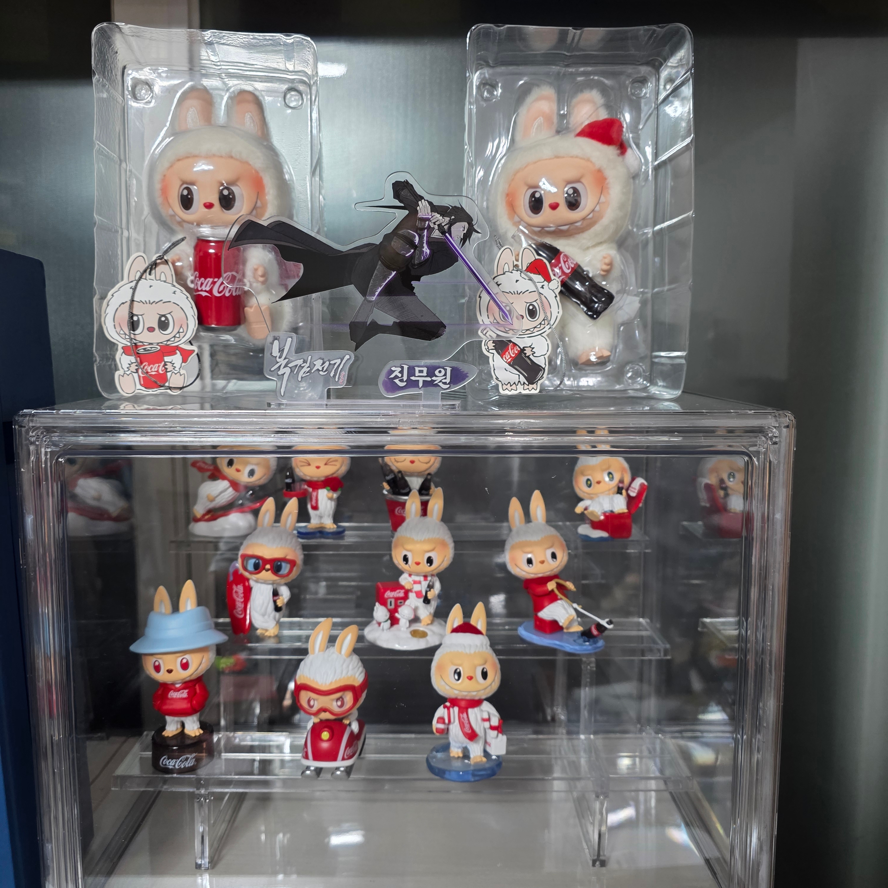 Pop Mart Labubu Coca Cola Series Sealed Case (10 Blind Boxes), Pop Mart Labubu Coca Cola Series Keyring Sealed Case (6 Blind Boxes) 착용 스타일