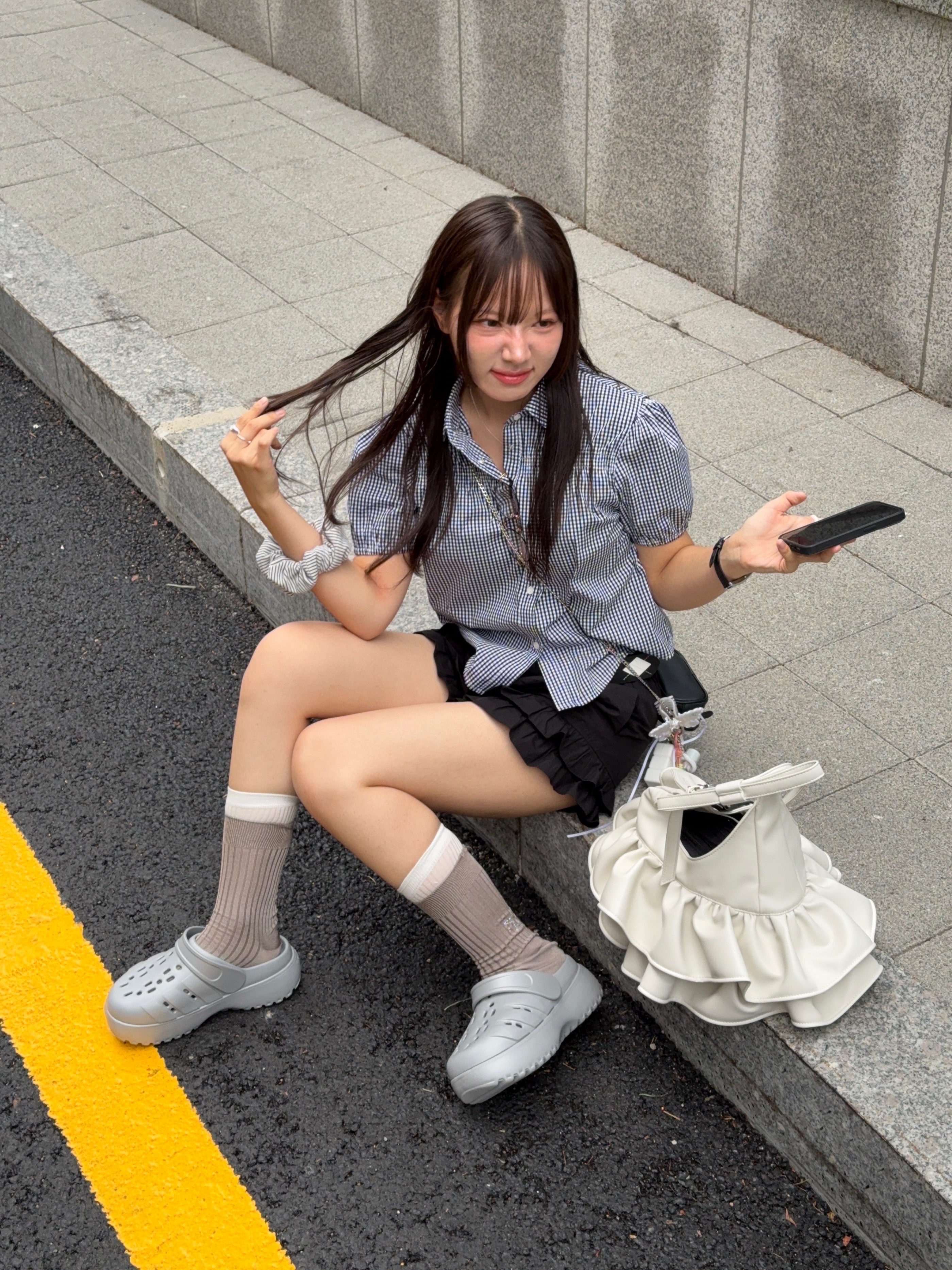 (W) Adidas Adilette Platform Clog Silver Metallic 착용 스타일 - 2