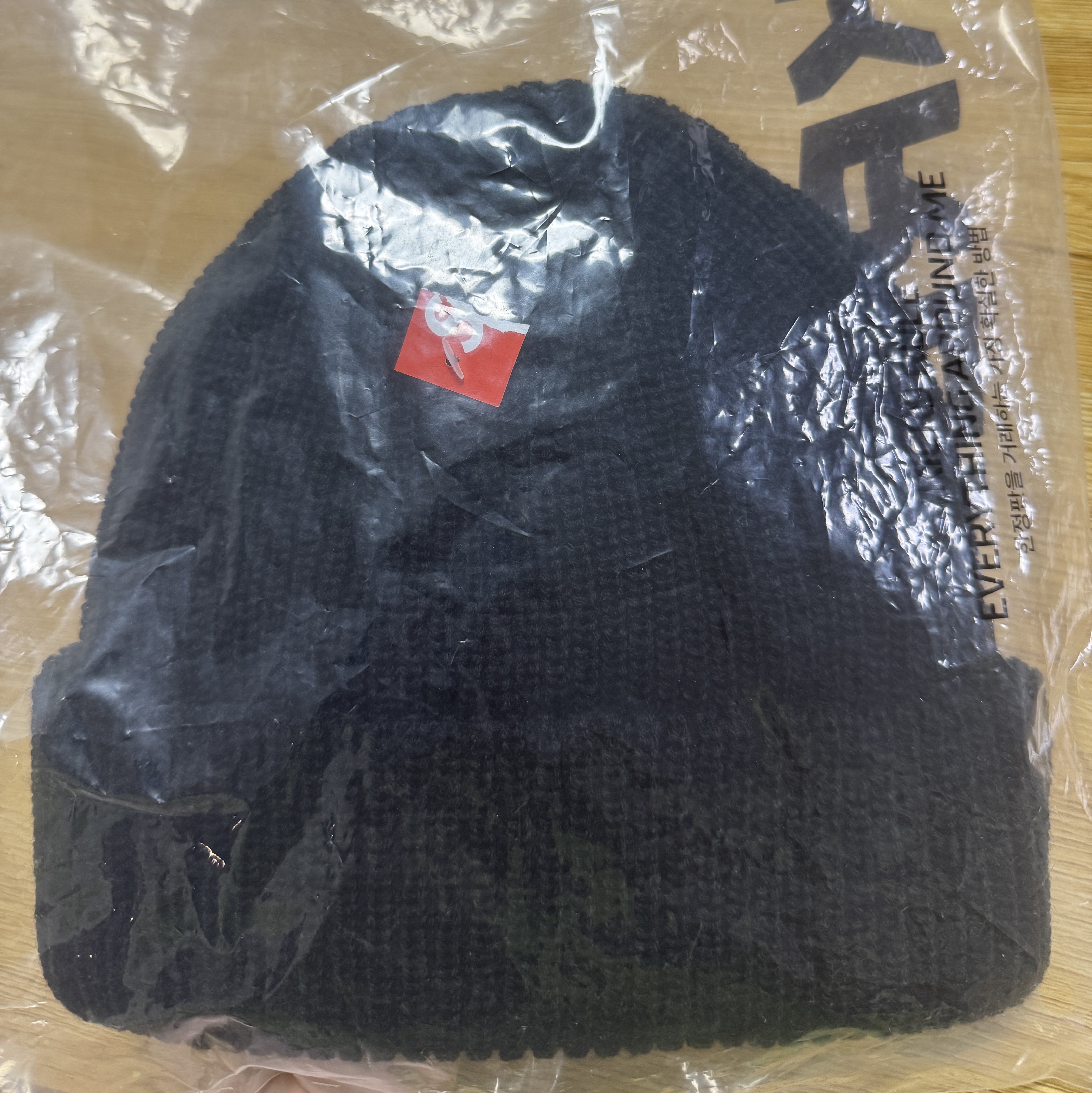 Supreme Block Knit Beanie Black - 25SS 착용 스타일 - 1