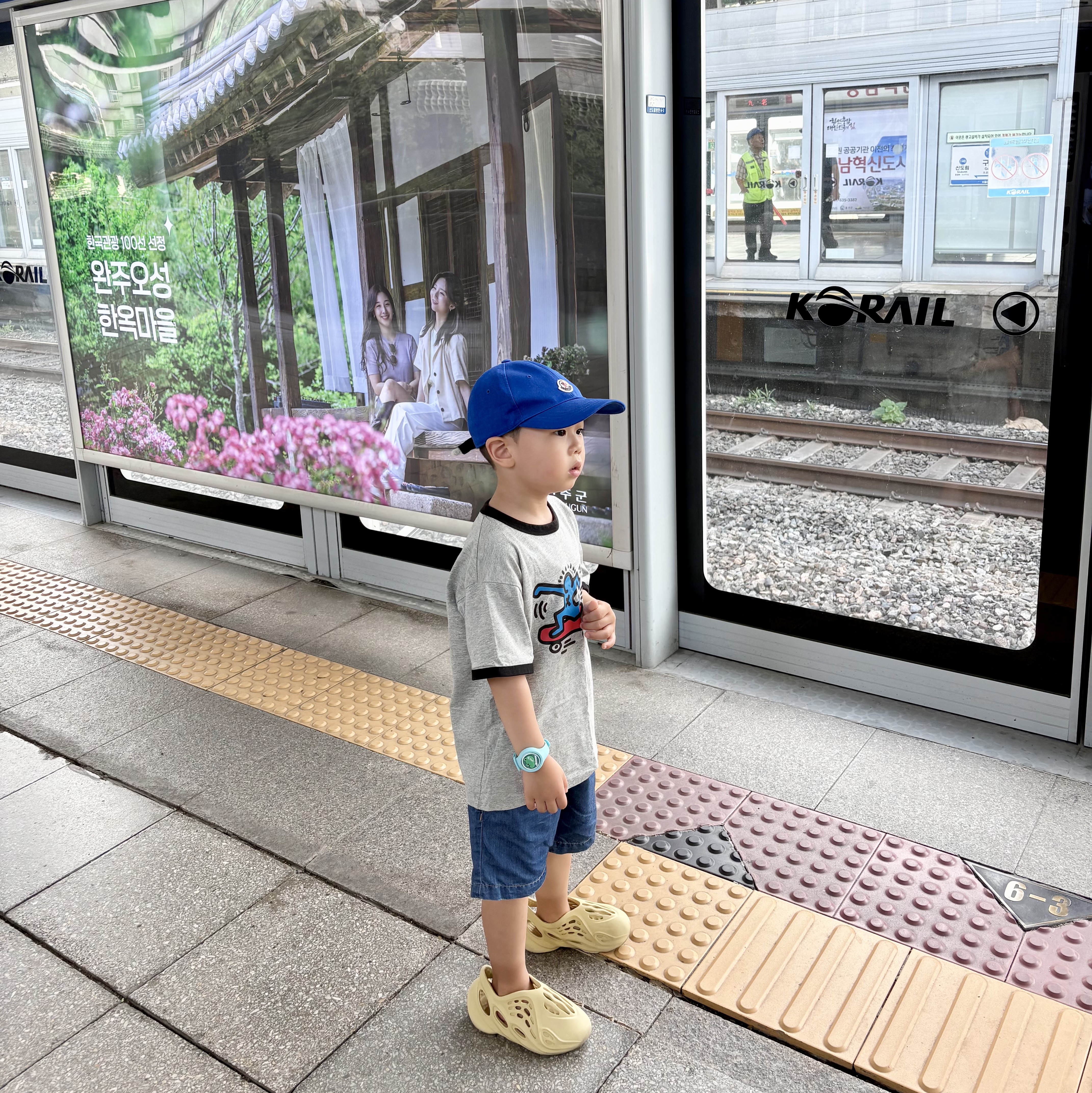 (Kids) Adidas Yeezy Foam RNNR Sulfur 착용 스타일