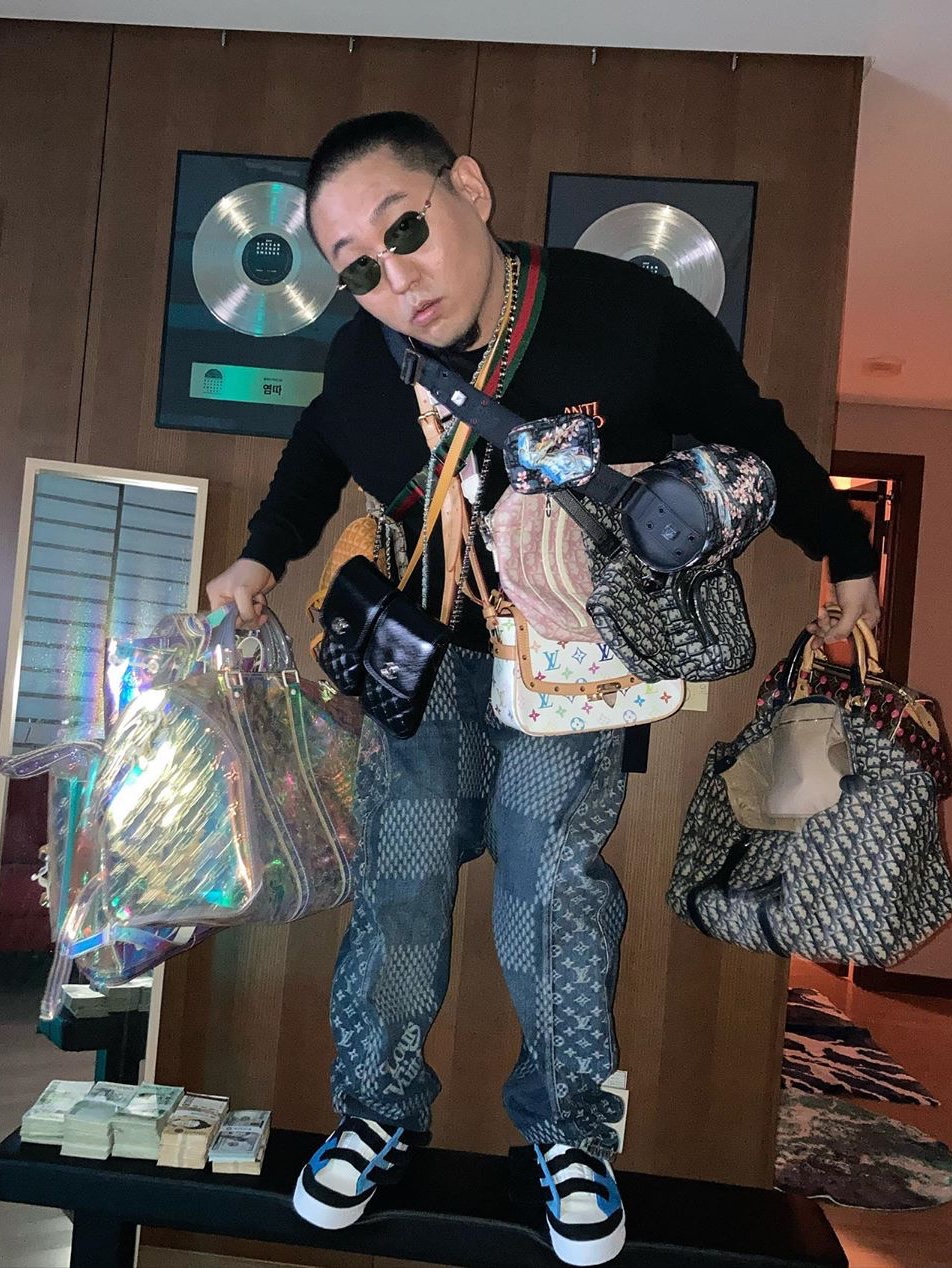 Louis Vuitton Waterfront Mules Iridescent Prism Monogram, Dior Safari Messenger Bag Beige & Black Dior Oblique Jacquard 착용 스타일