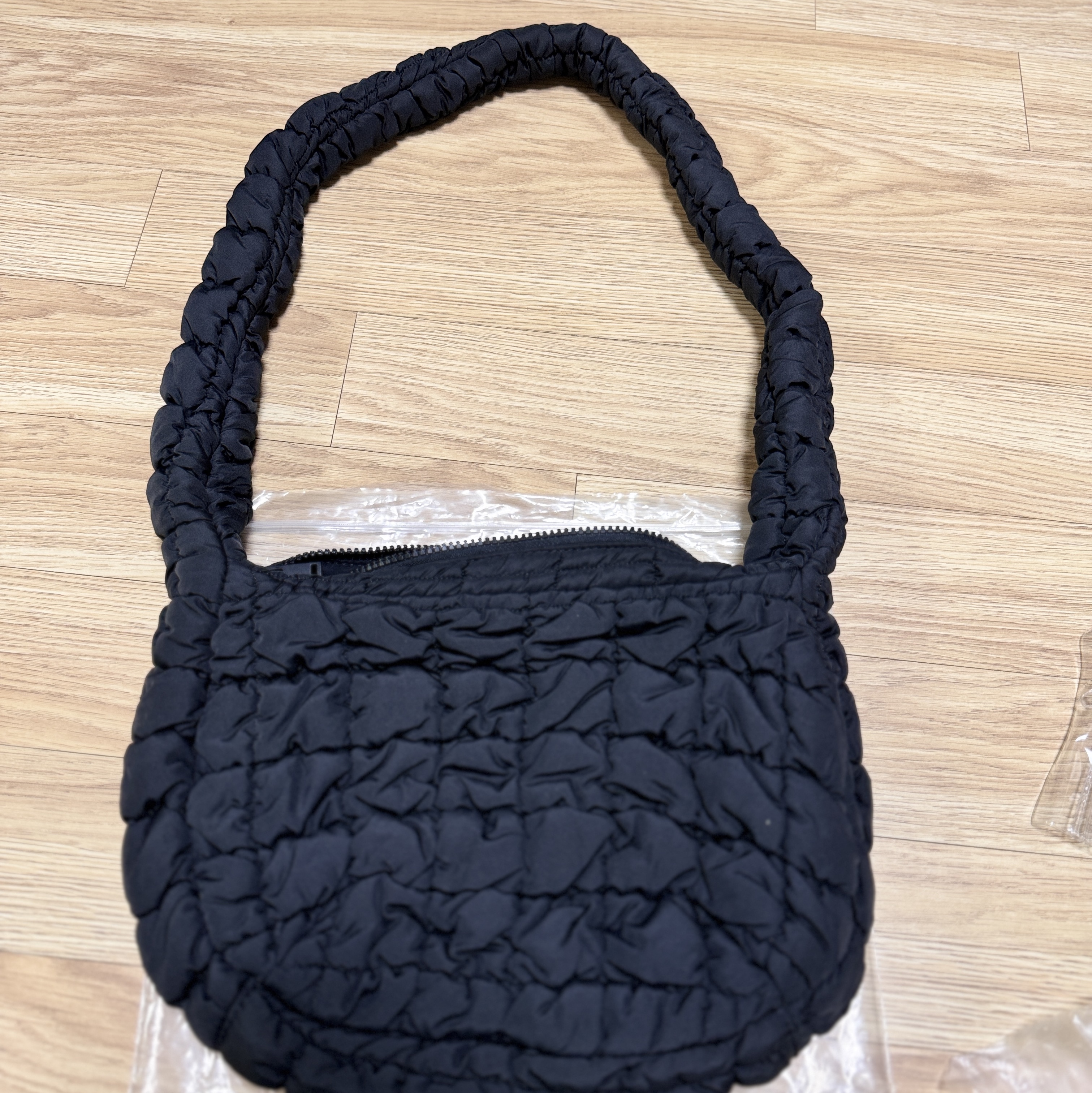 COS Quilted Messenger Bag Black 착용 스타일
