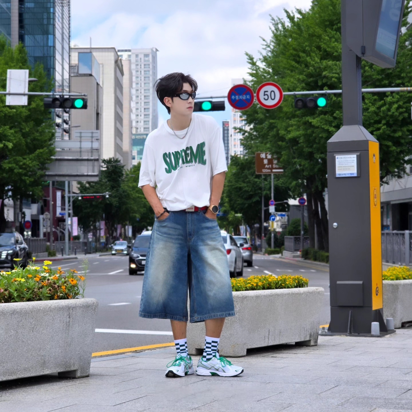 Supreme Flocked Washed S/S Top White - 25SS, True Religion Hustle Webbing Belt Red 착용 스타일 - 4