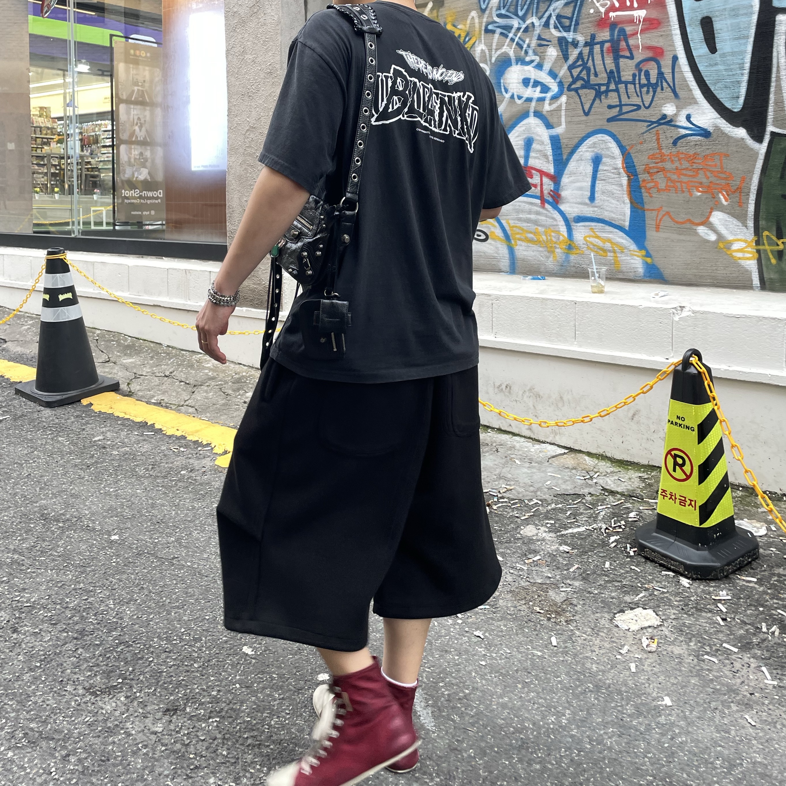 Farfromwhat Far Blank T-Shirt Washed Black, Balenciaga Arena Lambskin Aged Silver Hardware Le Cagole XS Flap Bag Black 착용 스타일