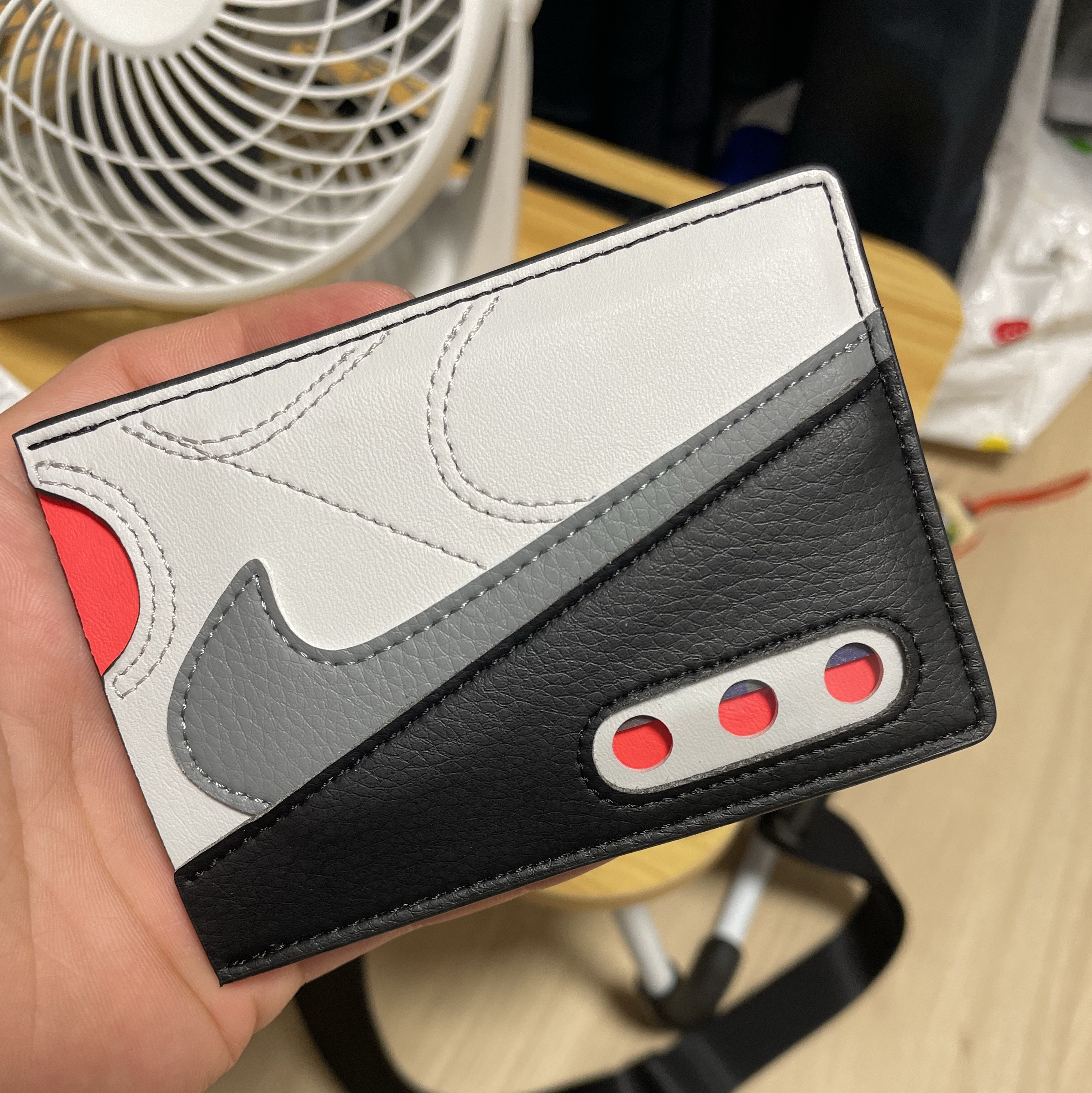 Nike Icon Air Max 90 Card Wallet Neutral Grey 착용 스타일