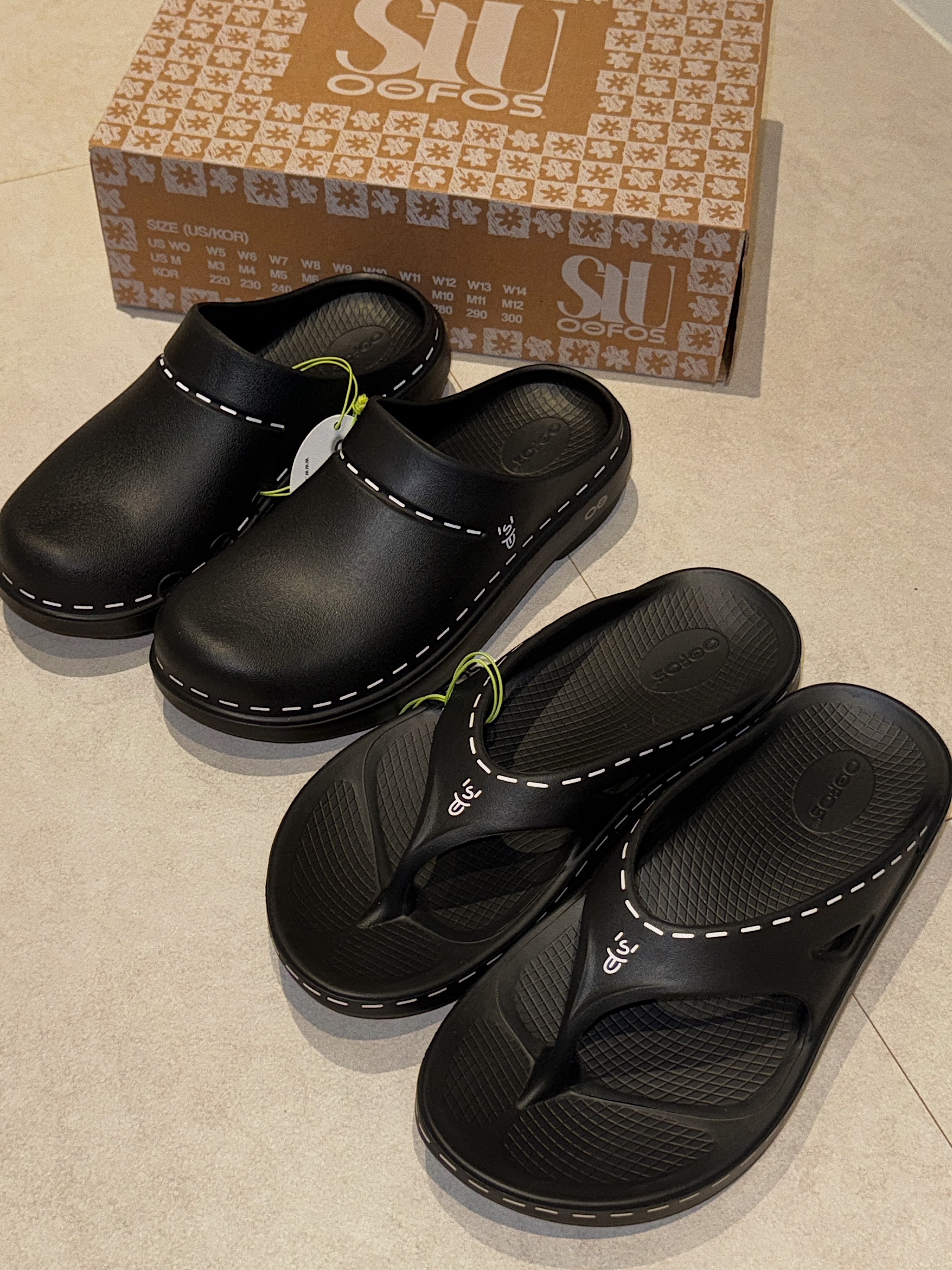 OOFOS X STU Ooriginal Black, OOFOS X STU Oocloog Black 착용 스타일 - 1