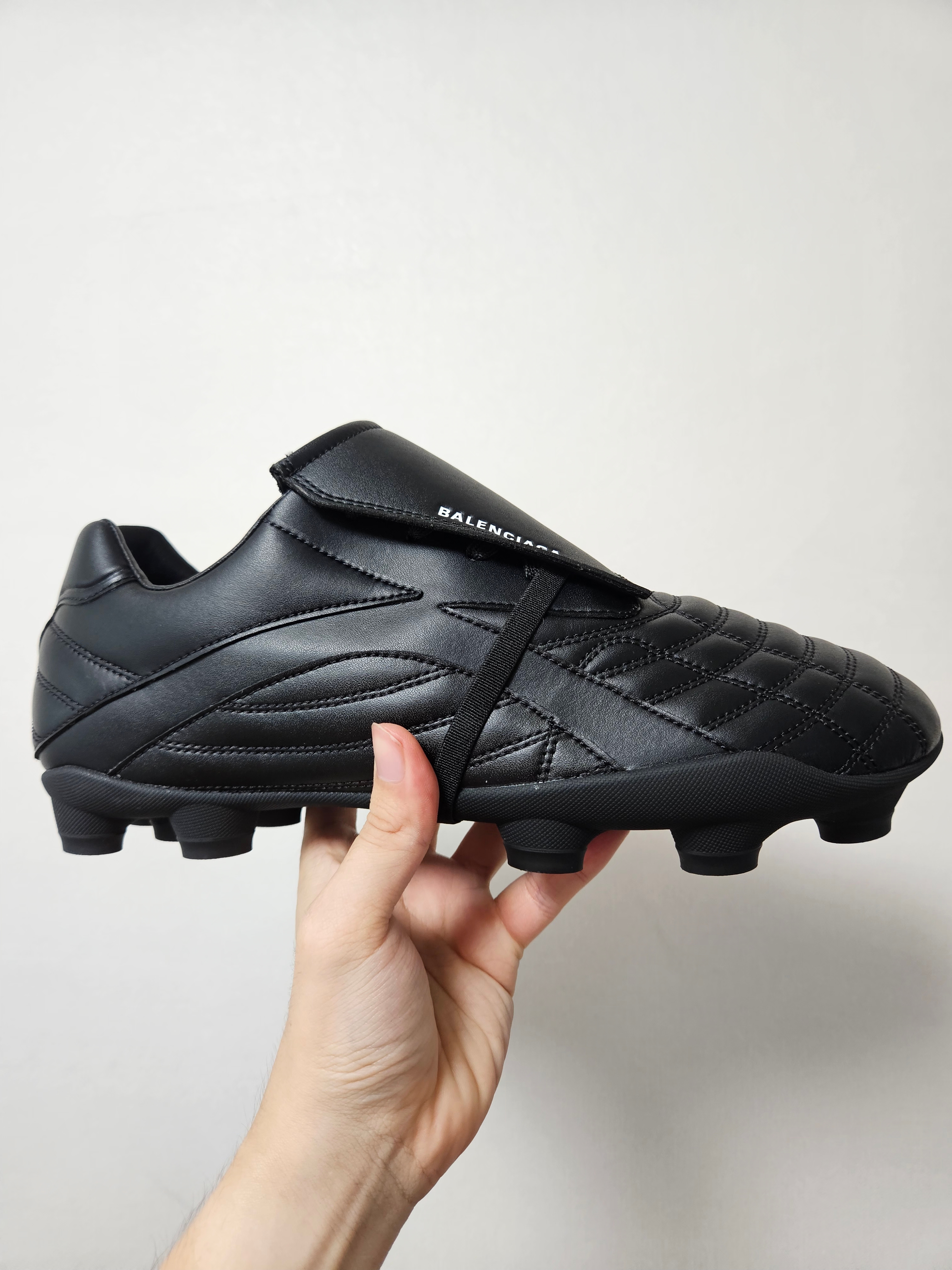 Balenciaga Soccer Sneakers Black 착용 스타일 - 1