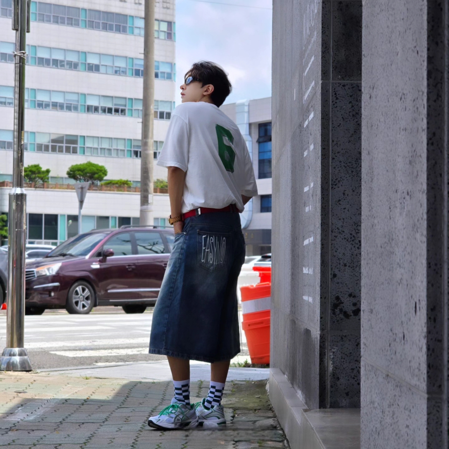 Supreme Flocked Washed S/S Top White - 25SS, True Religion Hustle Webbing Belt Red 착용 스타일 - 1