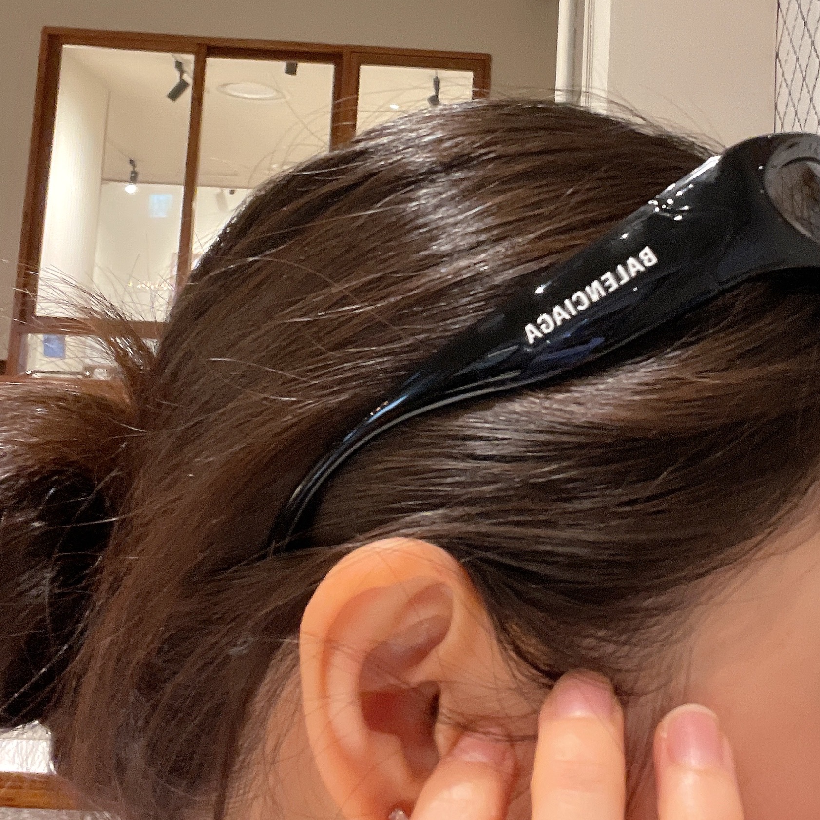 Balenciaga Swift Oval Sunglasses Black 착용 스타일 - 2