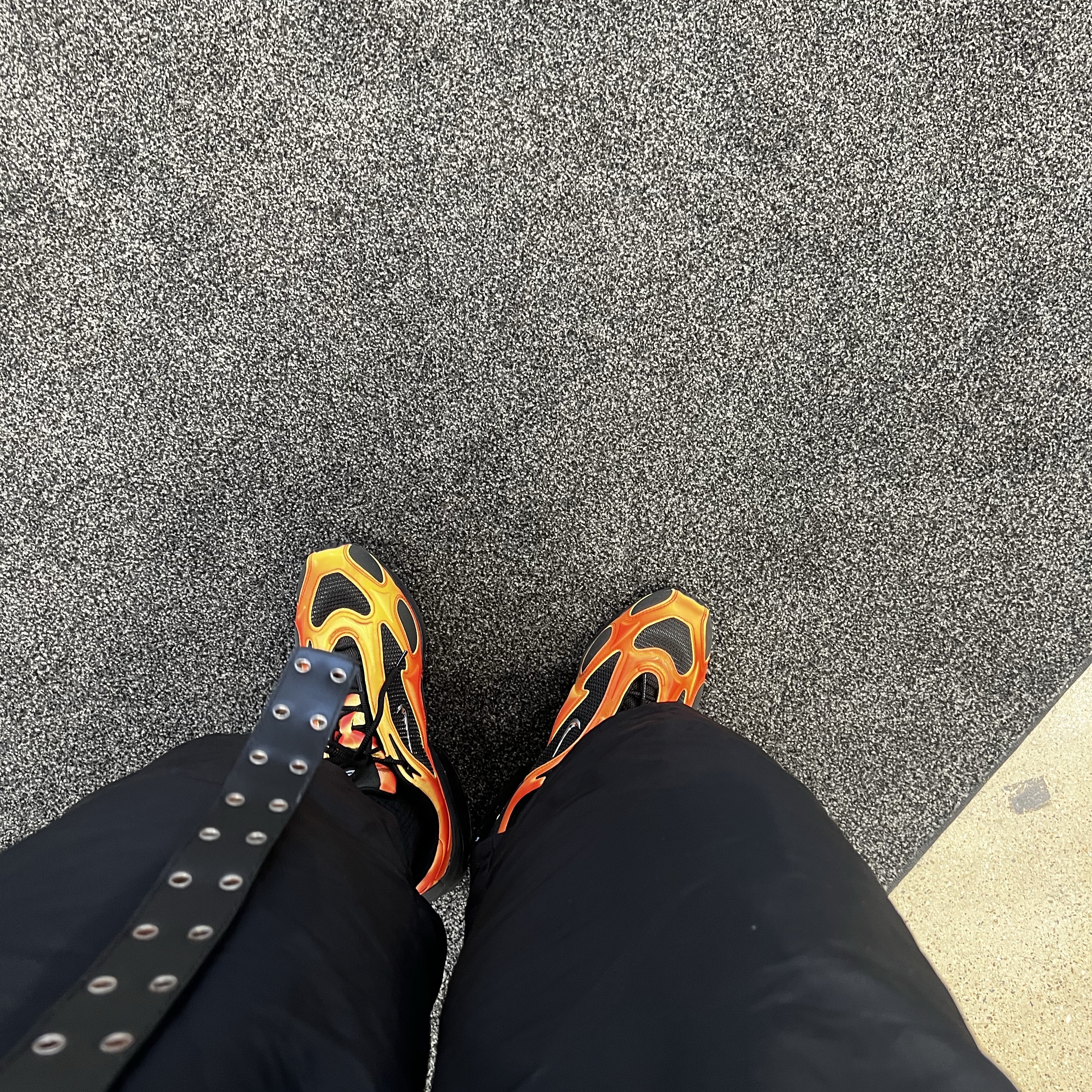 Balenciaga Runner Sneakers Blue White, MJD x Koin Seoul Two Tuck Re-Nylon Wide Carpenter Bermuda Pants Black 착용 스타일 - 7