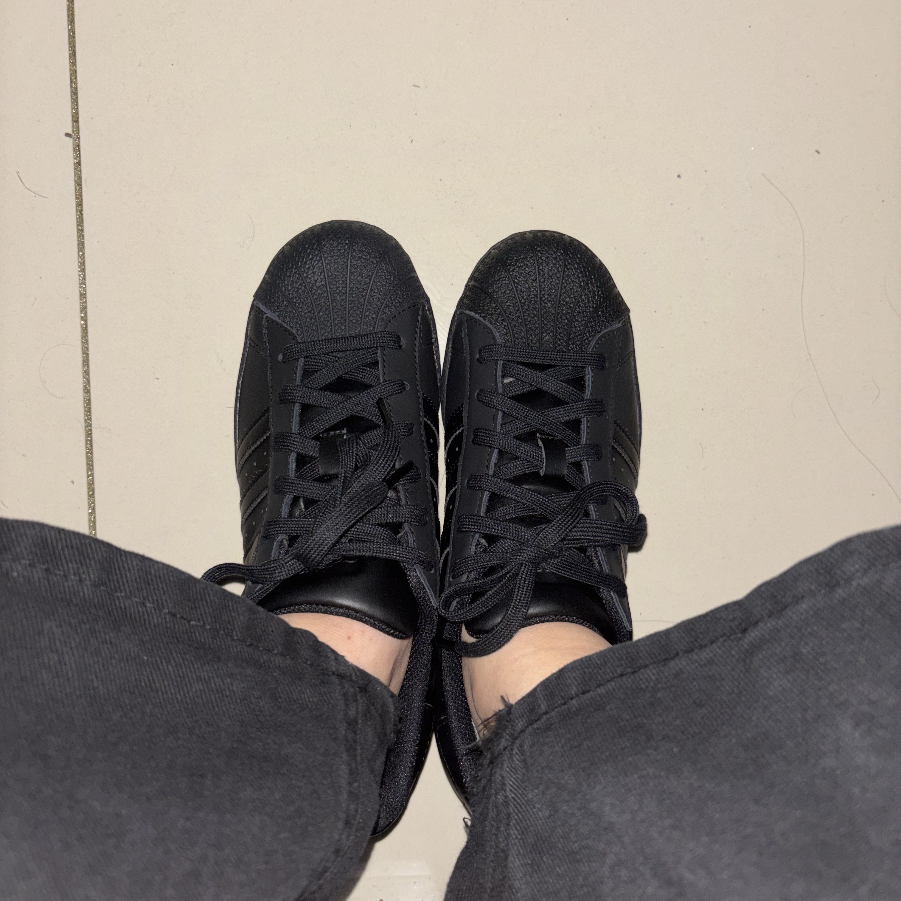 Adidas Superstar Triple Black 착용 스타일