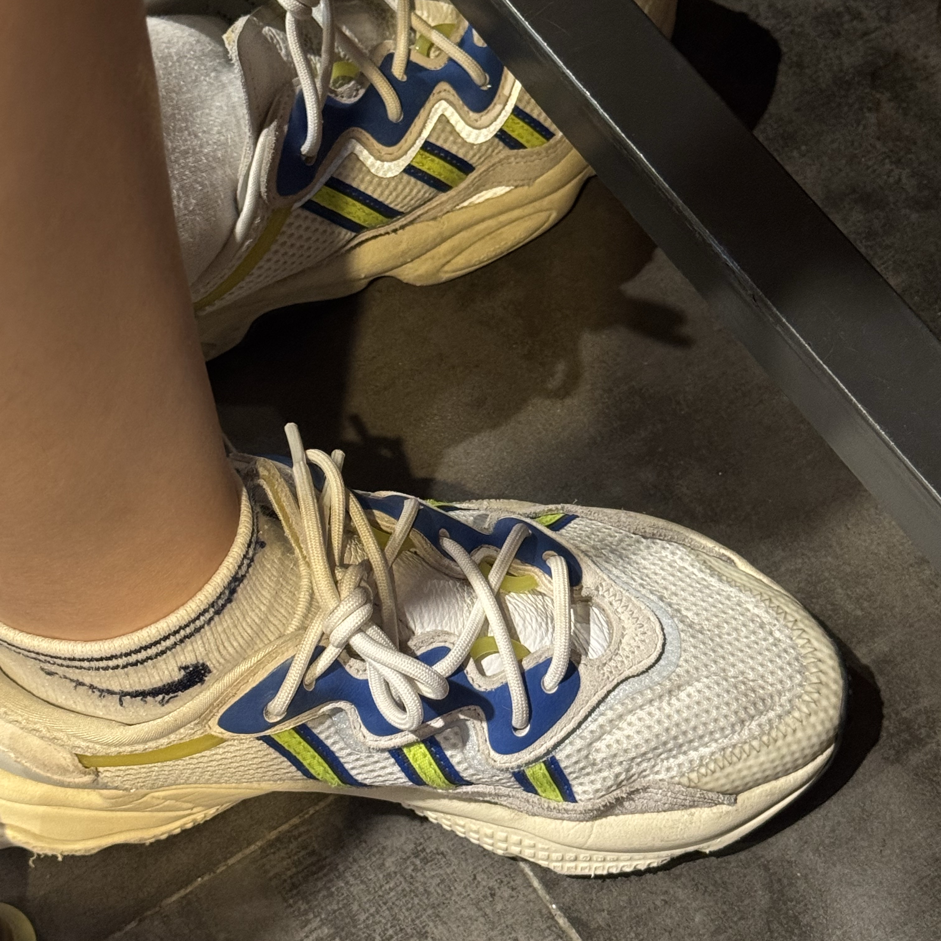 Adidas Ozweego Cloud White Solar Yellow 착용 스타일