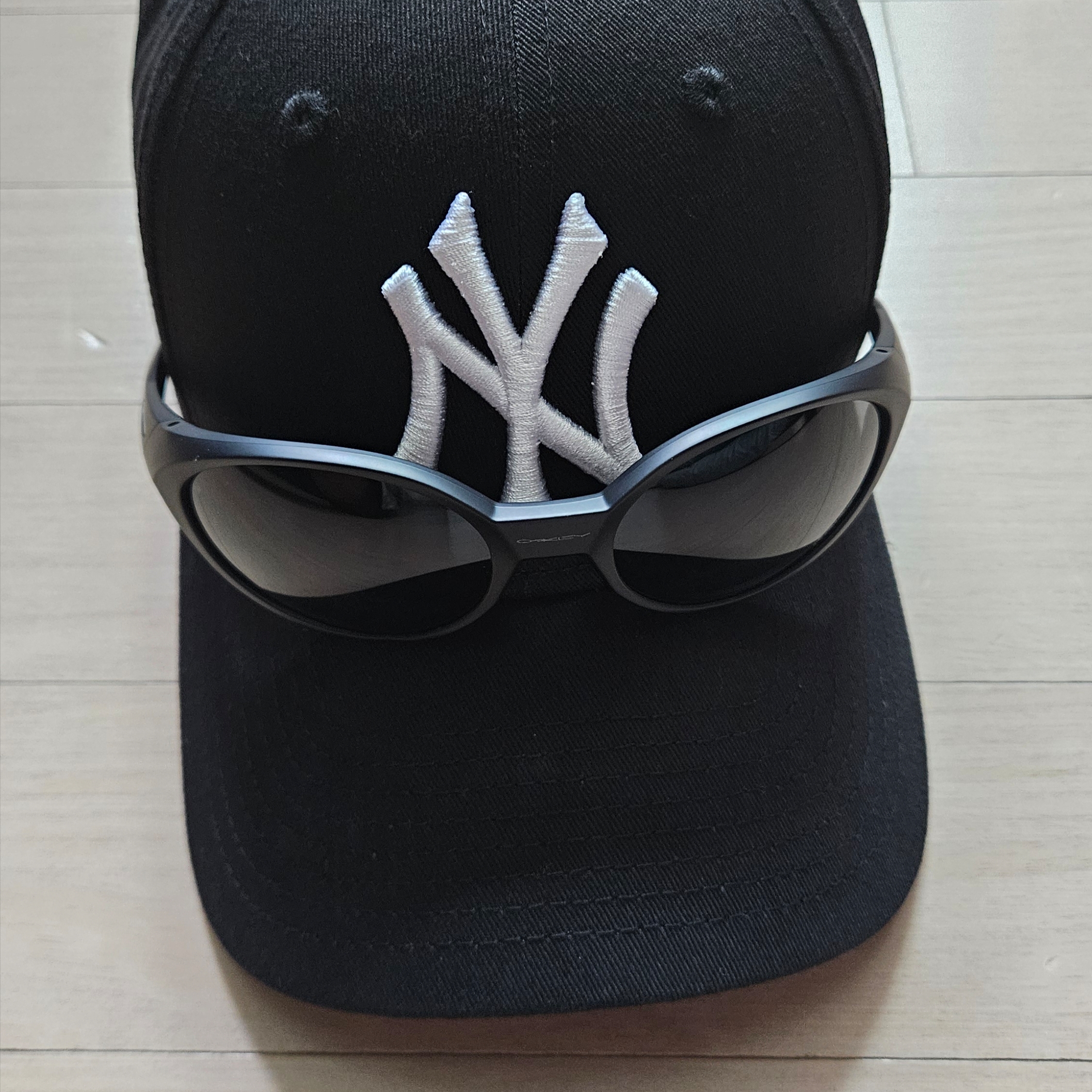 Oakley Eye Jacket Redux Matte Black Frame Prizm Grey Lenses High Bridge Fit, New Era Adjustable 9Forty New York Yankees Essential Cap Black 착용 스타일 - 2