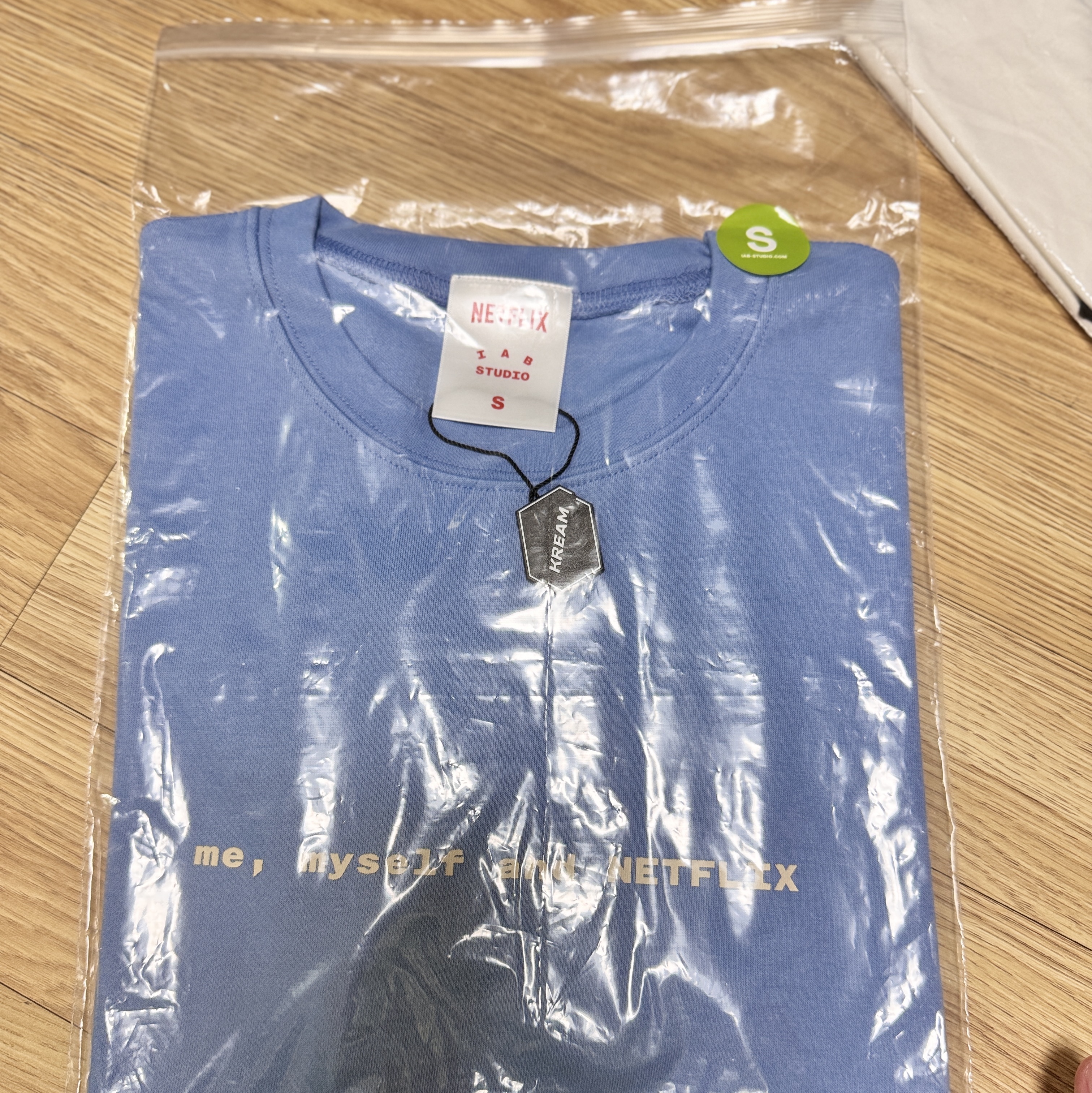 IAB Studio x Netflix SS T-Shirt Blue 착용 스타일