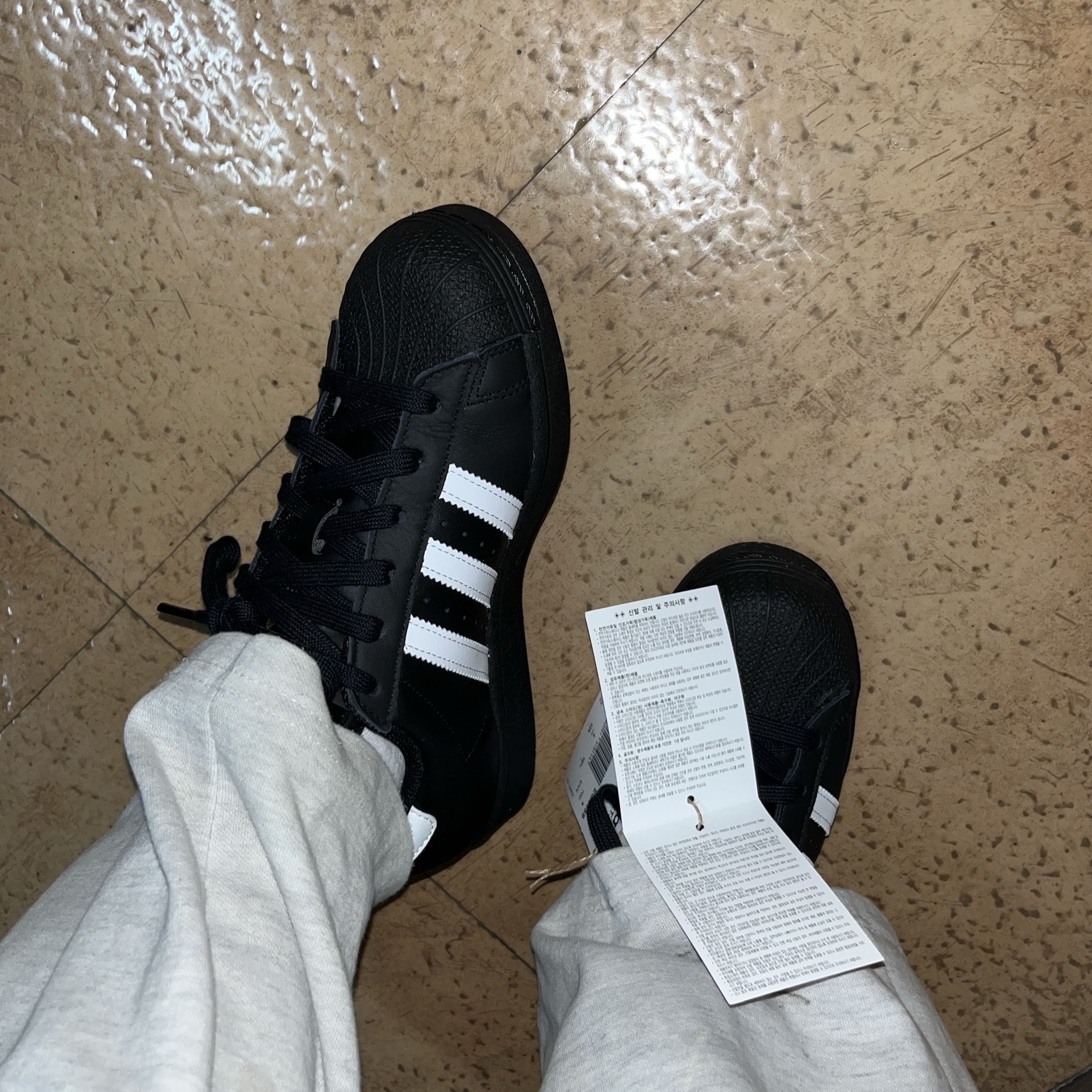 Adidas Superstar Core Black White 착용 스타일