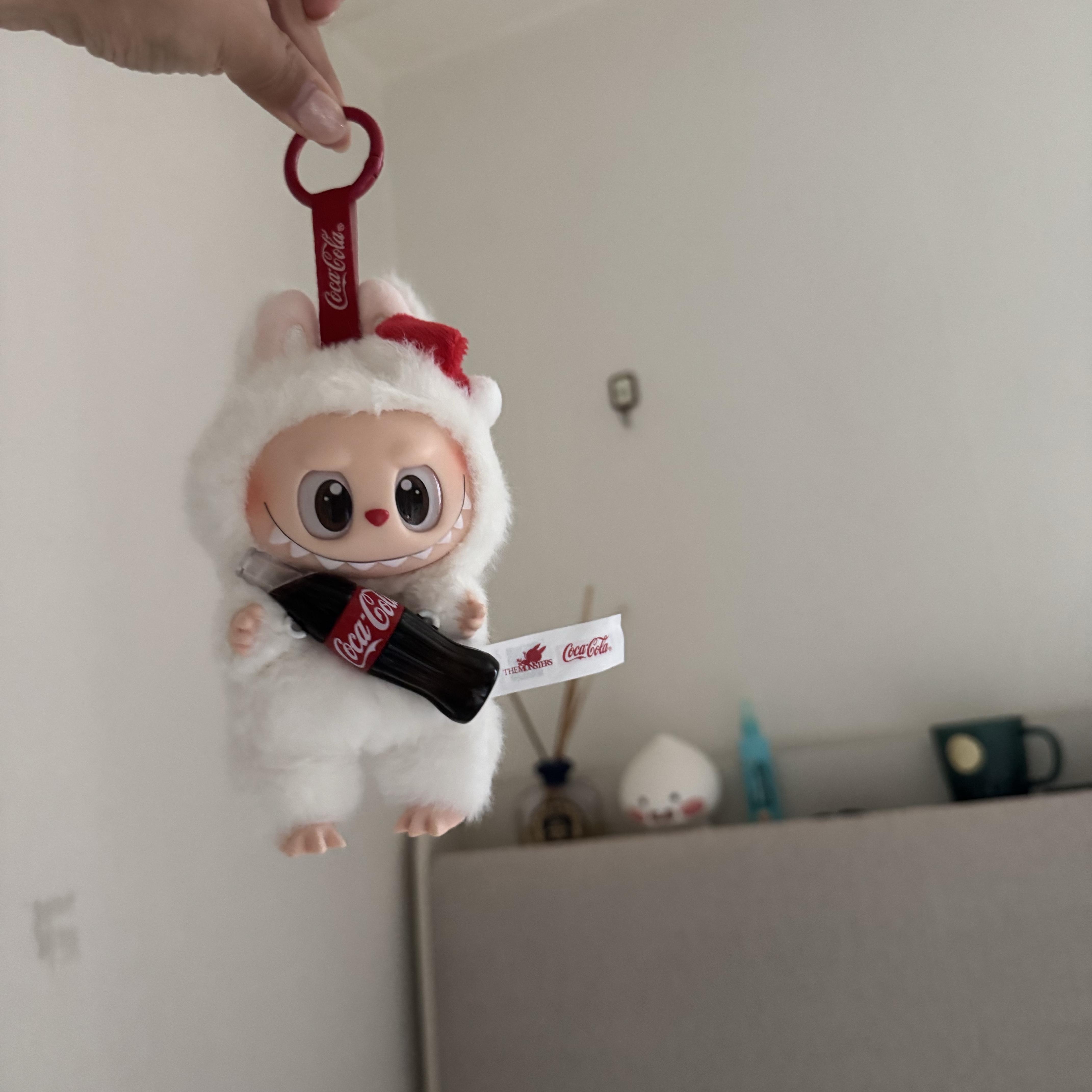 Pop Mart Labubu Coca Cola Series Keyring Sealed Case (1 Blind Box) 착용 스타일