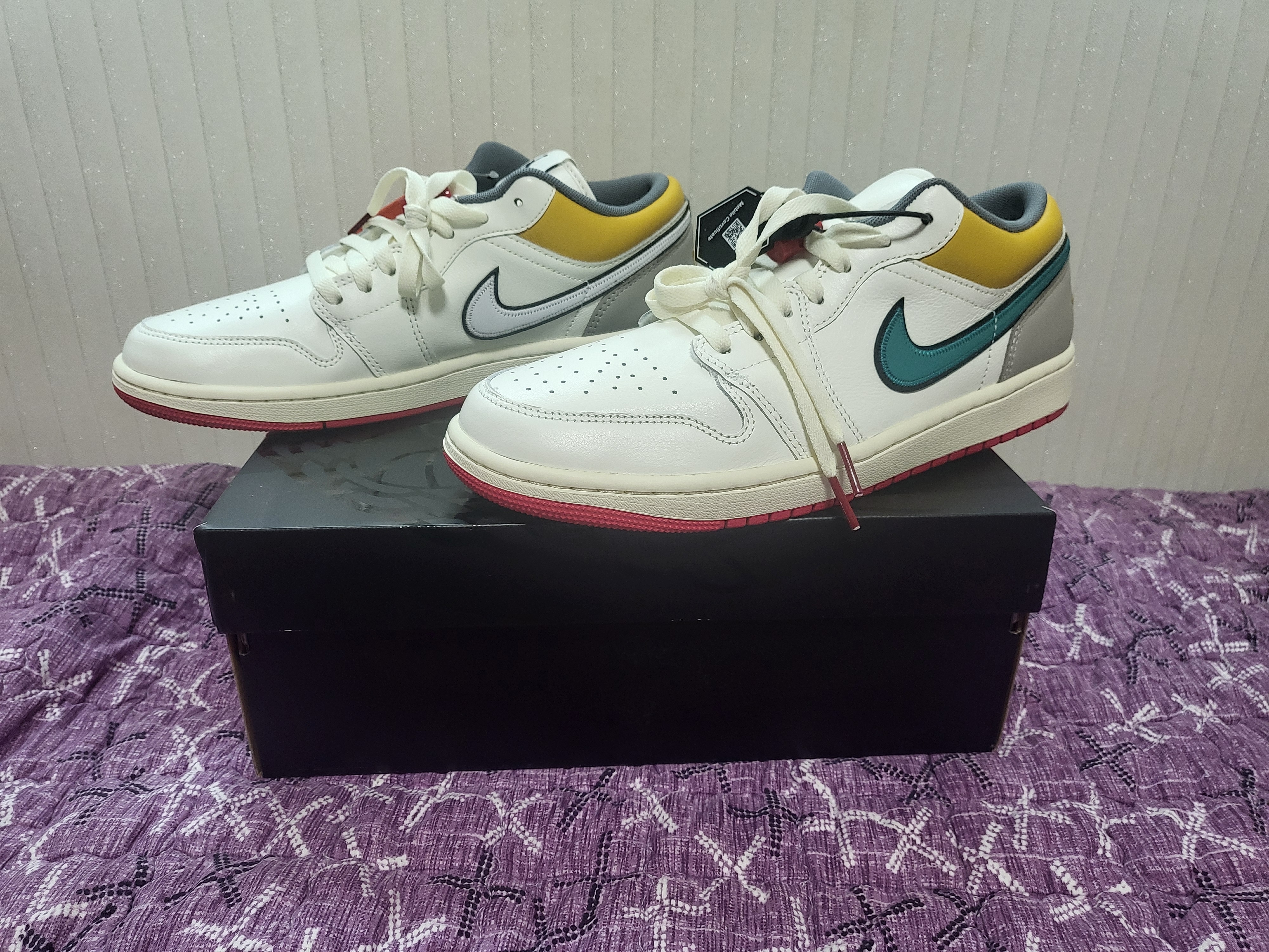 Jordan 1 Low PRM Sail and Yellow Ochre 착용 스타일 - 1