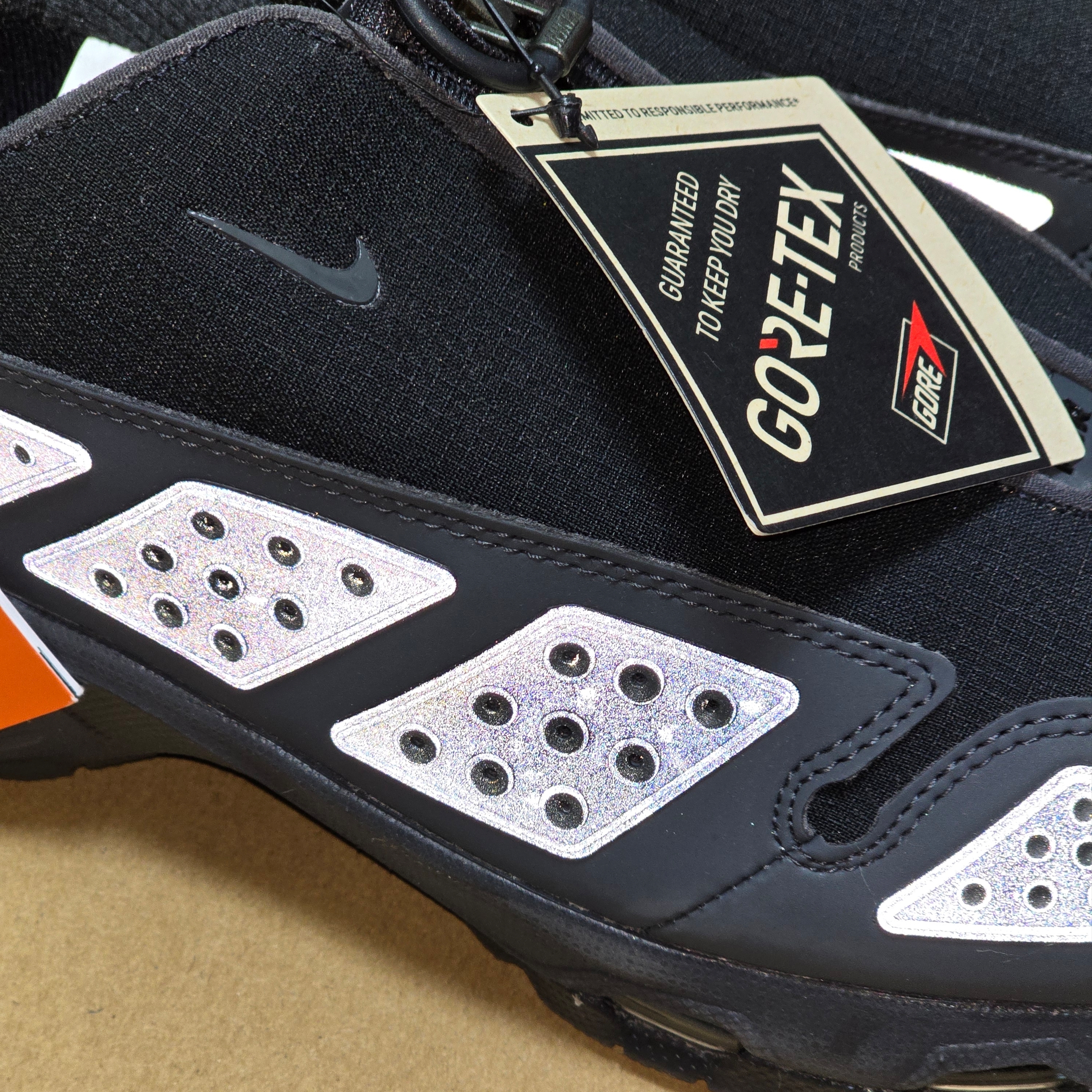 (W) Nike Air Max SNDR Gore-Tex Black and Dark Smoke Grey 착용 스타일