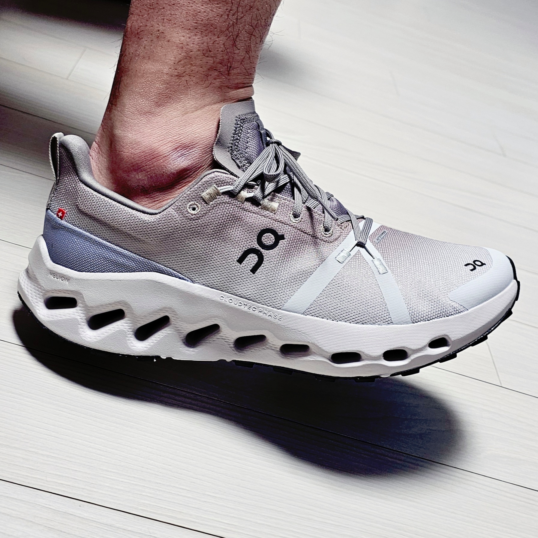On Running Cloudsurfer Trail Waterproof Desert Wolf 착용 스타일