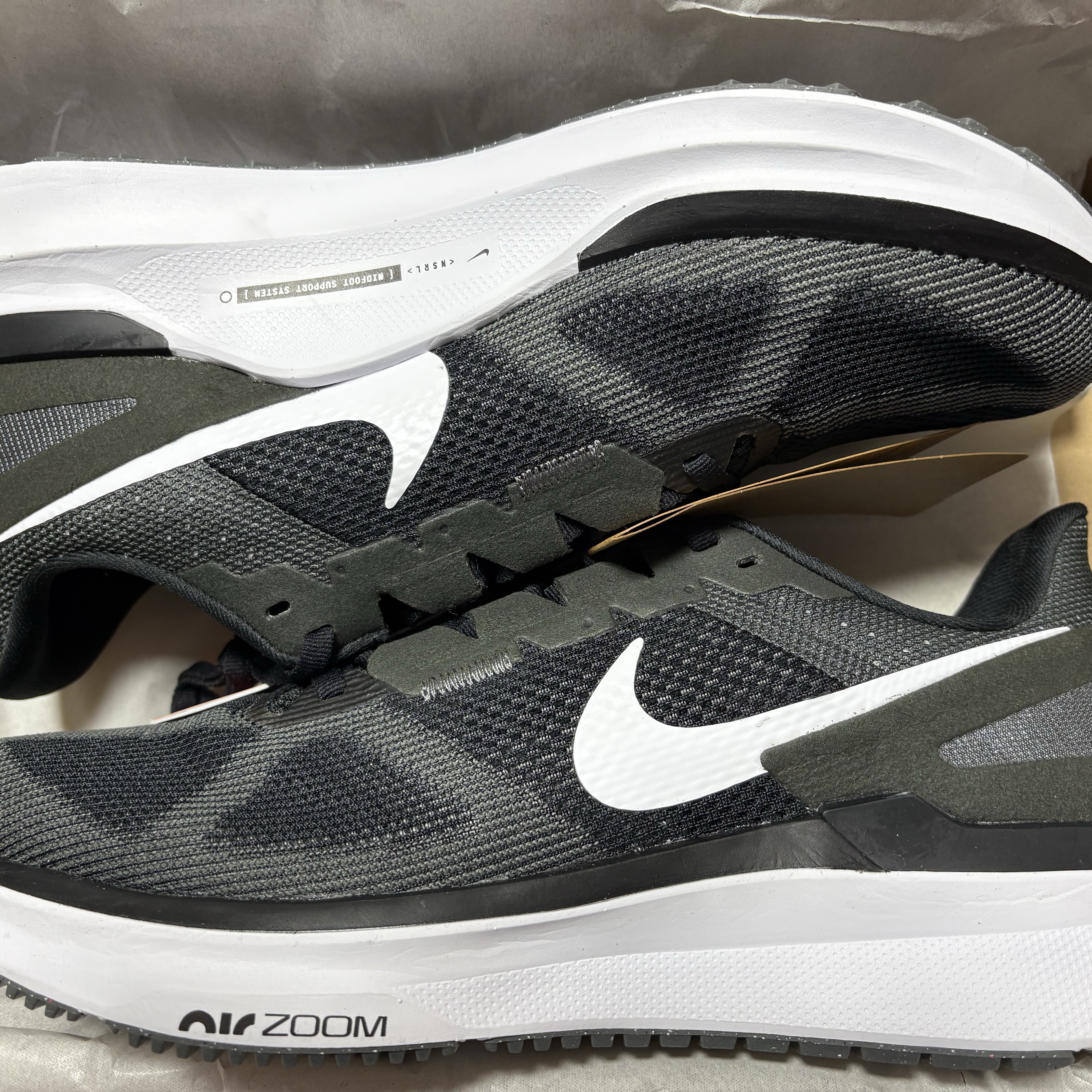 Nike Structure 25 Black Iron Grey 착용 스타일 - 2