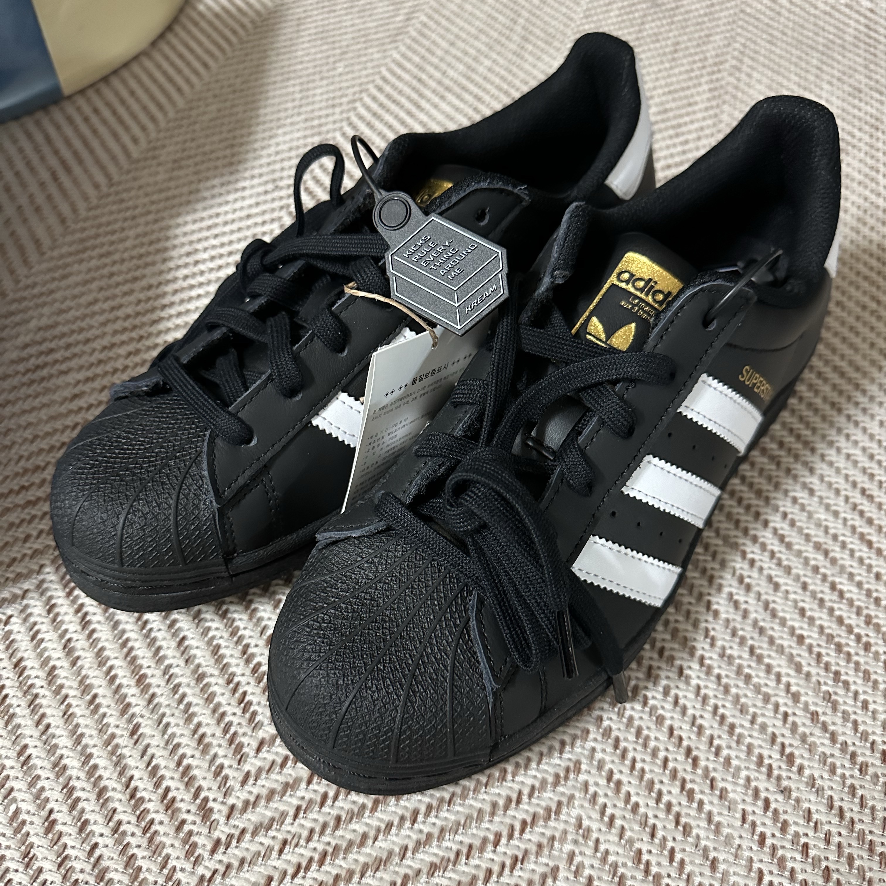 Adidas Superstar Core Black White 착용 스타일