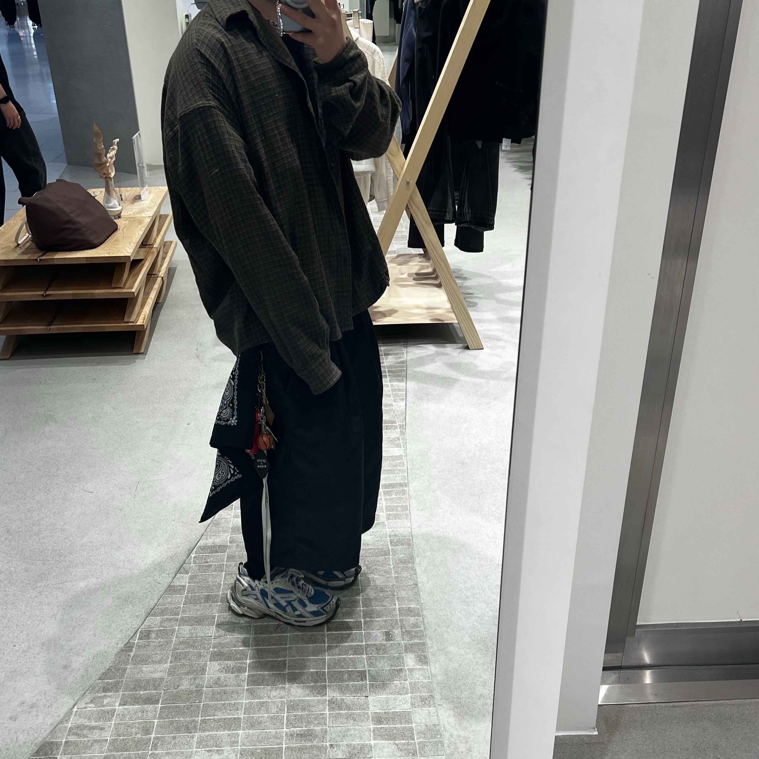 Balenciaga Runner Sneakers Blue White, MJD x Koin Seoul Two Tuck Re-Nylon Wide Carpenter Bermuda Pants Black 착용 스타일 - 2