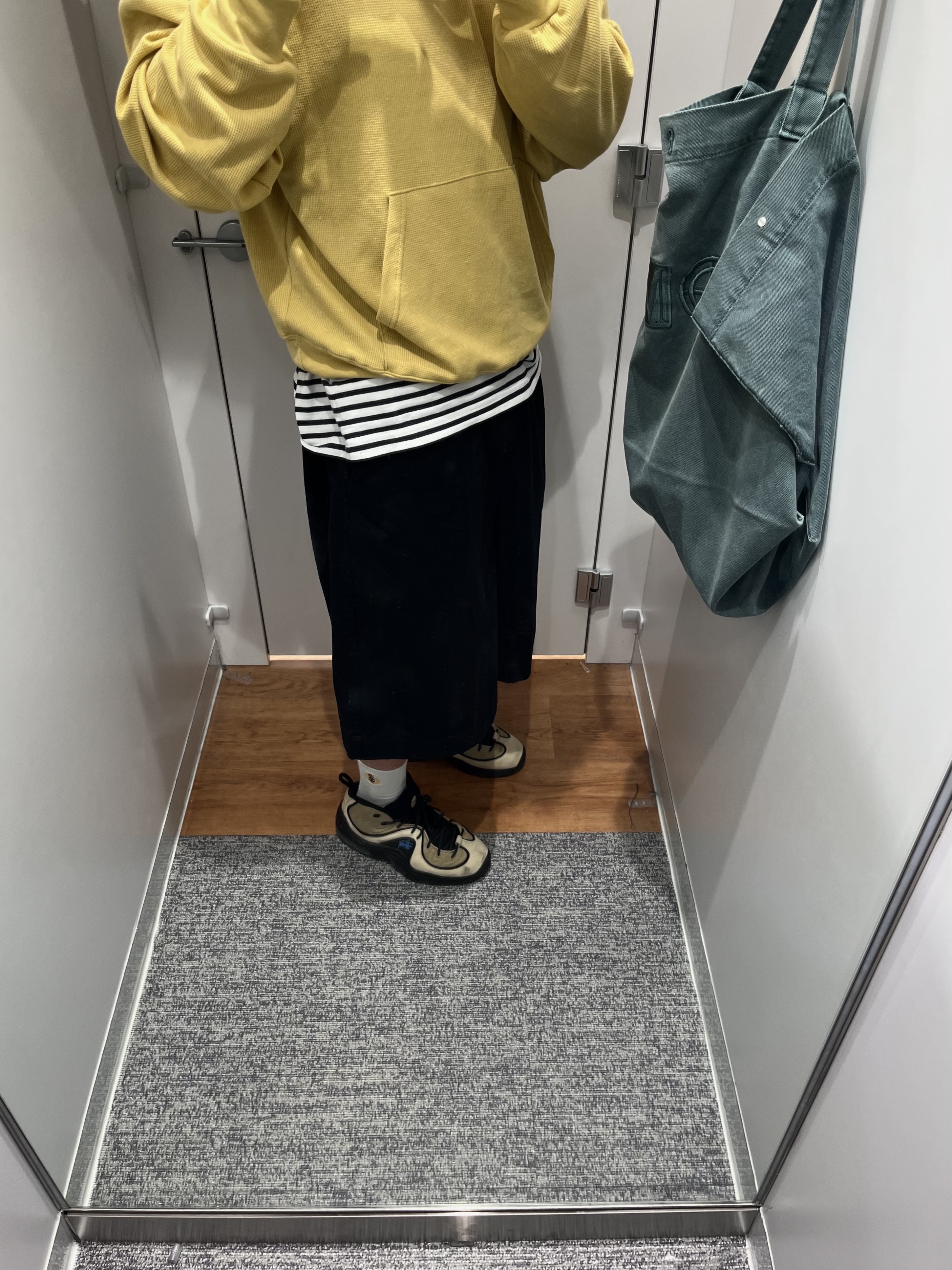 Nike x Stussy Air Penny II Rattan and Limestone, Noice x Oasis Maine Road T-Shirt Charcoal 착용 스타일 - 8