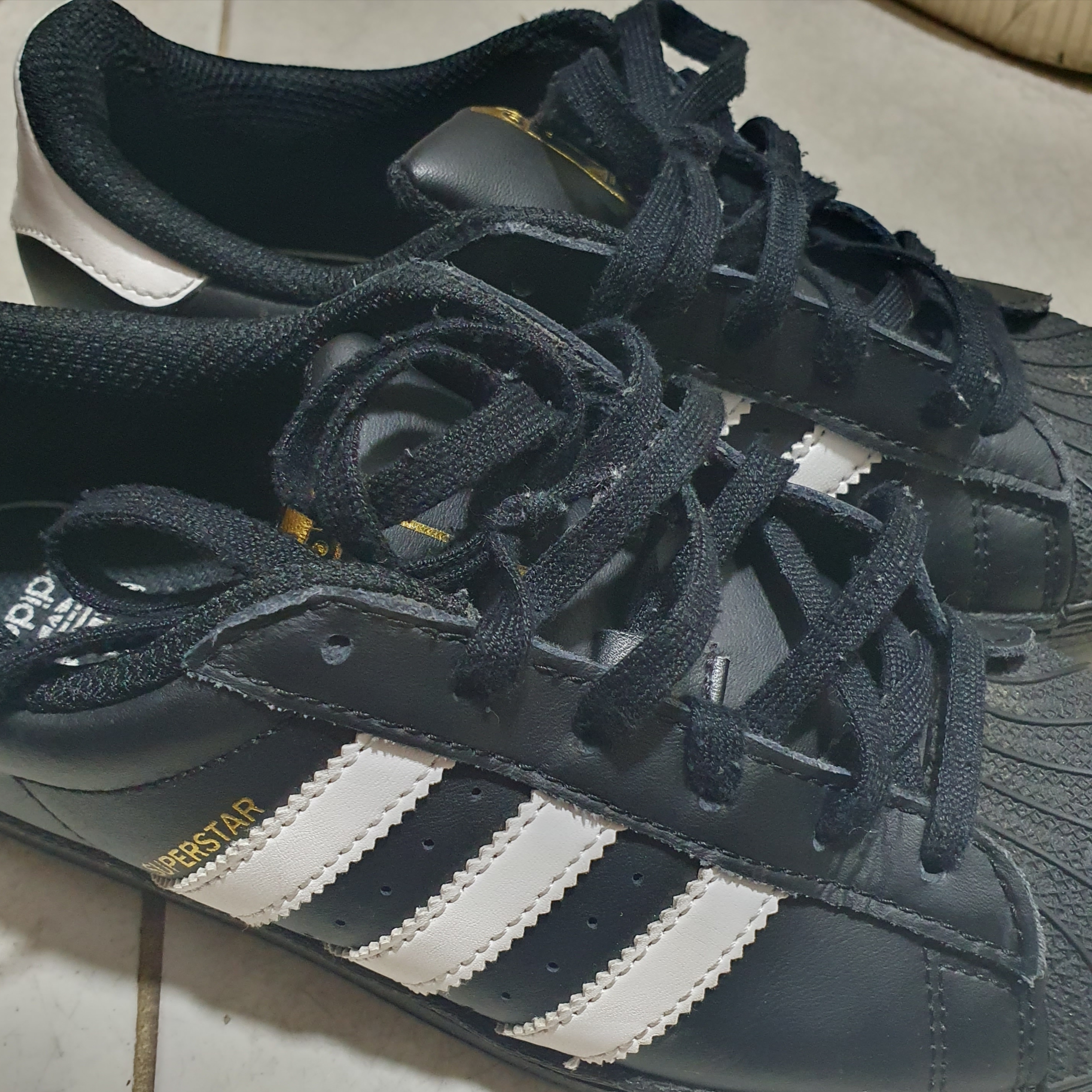 Adidas Superstar Core Black White 착용 스타일
