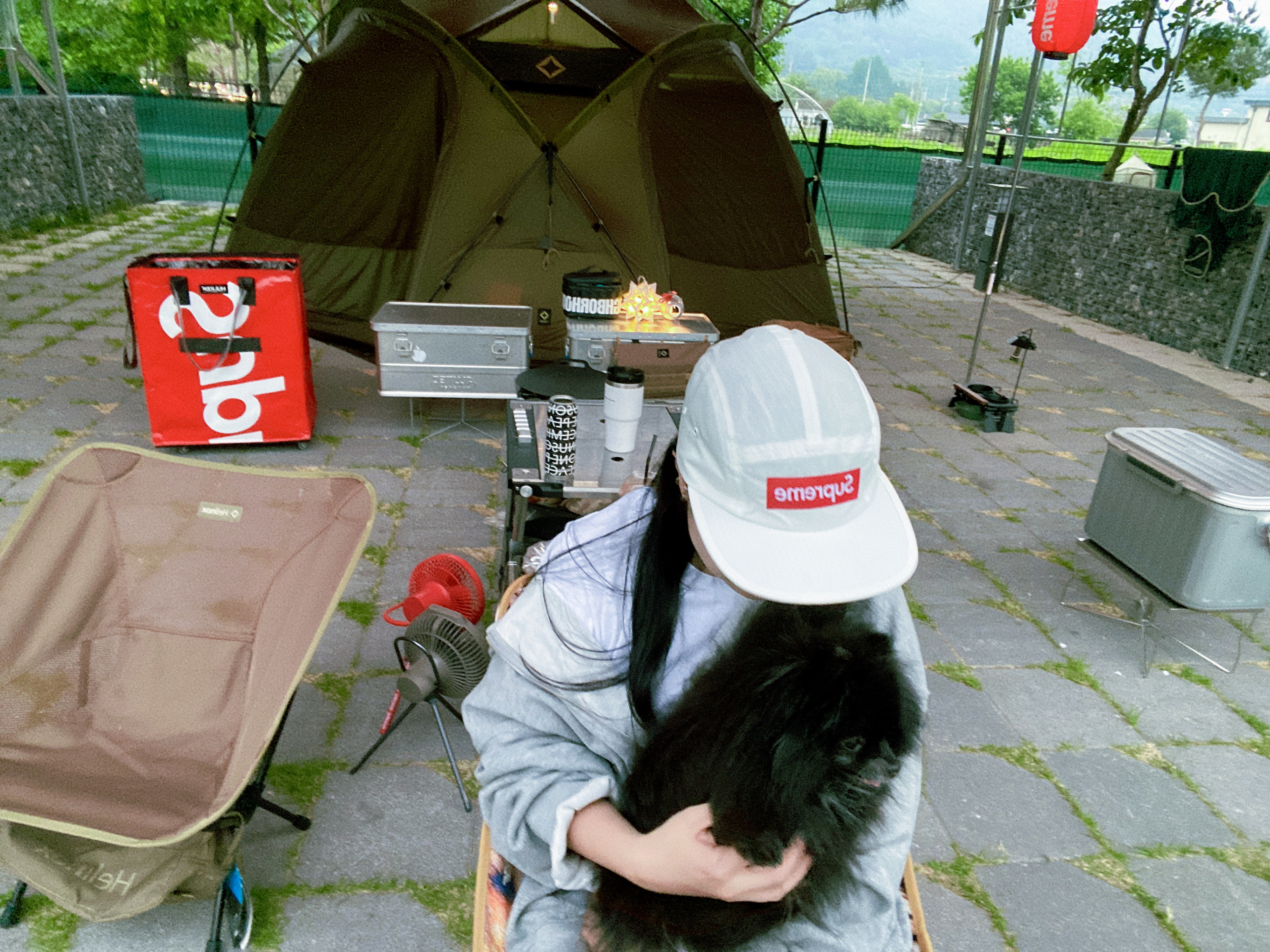 Supreme Waxed Ripstop Camp Cap White - 24FW, Supreme x Hulken Rolling Tote Bag Red - 24FW 착용 스타일